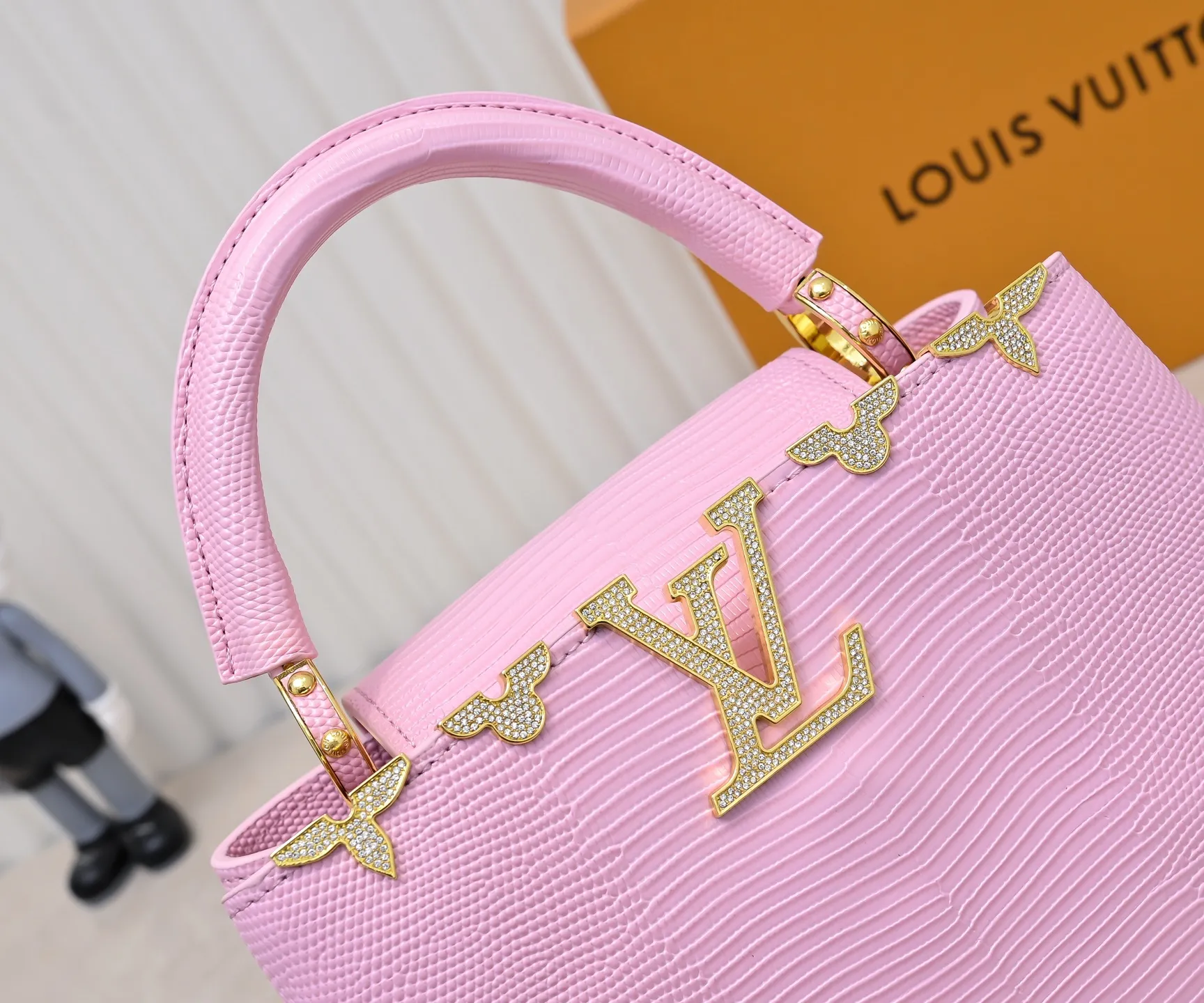 Top original P440 Guangzhou-made M12297 pink lizard leather with gold diamond corolla 🔺This CapucinesBB handbag exquisitely combines elegant lizard skin outer layer, delicate sheepskin lining and Yingze metal parts. The iconic flap makes two styles fashionable. The LV logo can be read on the inside and Monogram flowers bloom on the outside. It lights up the eye-catching corner for evening occasions and adds a personalized atmosphere to the wardrobe. Shine gorgeous style in day and night occasions.  Detailed features 27 x 18 x 9 cm (length x height x width)