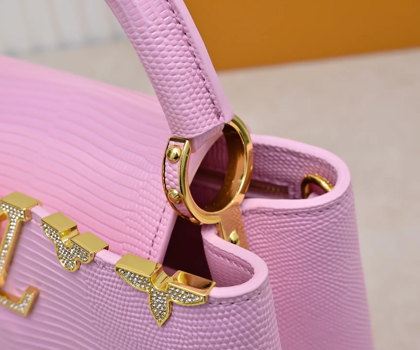Top original P440 Guangzhou-made M12297 pink lizard leather with gold diamond corolla 🔺This CapucinesBB handbag exquisitely combines elegant lizard skin outer layer, delicate sheepskin lining and Yingze metal parts. The iconic flap makes two styles fashionable. The LV logo can be read on the inside and Monogram flowers bloom on the outside. It lights up the eye-catching corner for evening occasions and adds a personalized atmosphere to the wardrobe. Shine gorgeous style in day and night occasions.  Detailed features 27 x 18 x 9 cm (length x height x width)