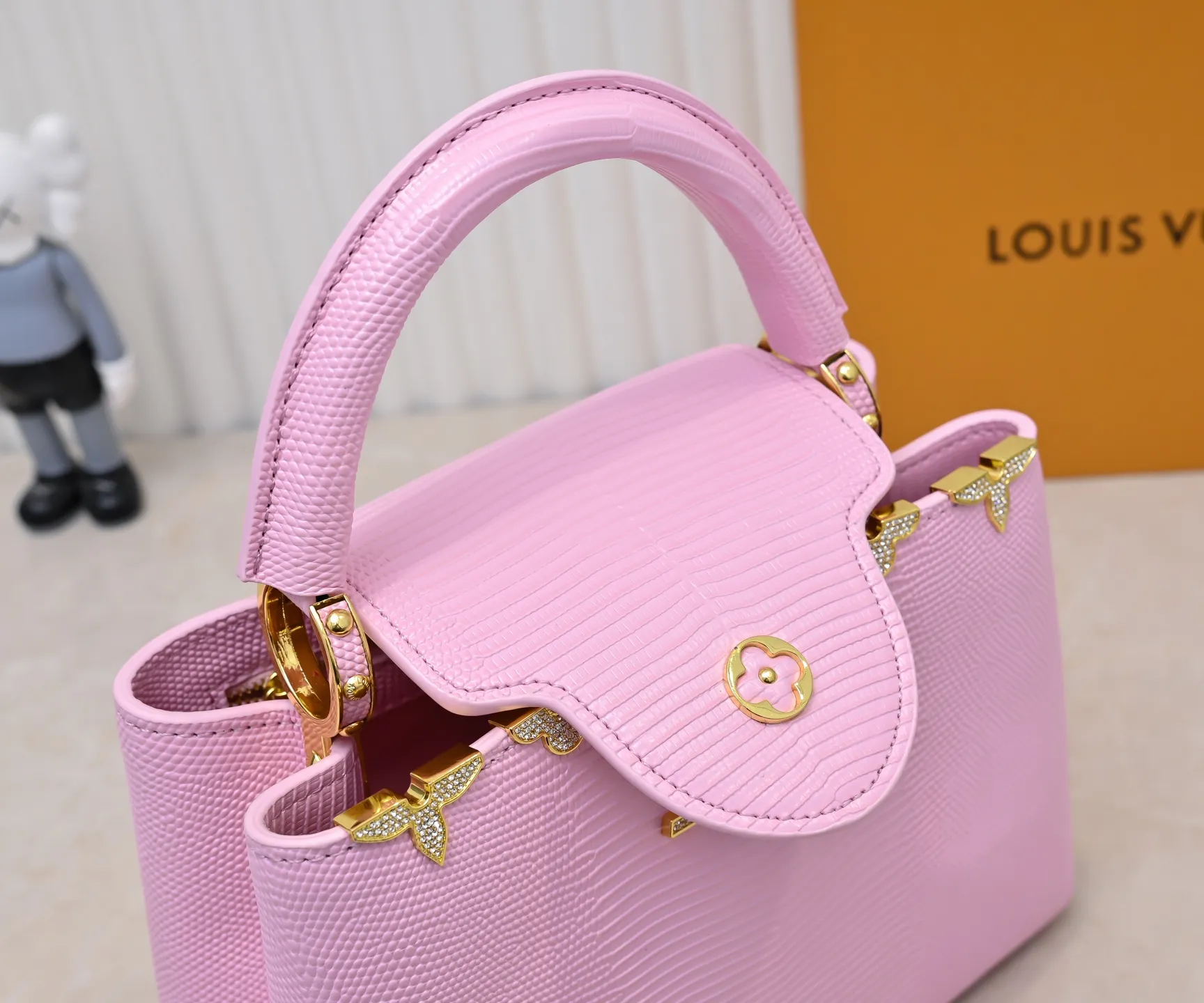 Top original P440 Guangzhou-made M12297 pink lizard leather with gold diamond corolla 🔺This CapucinesBB handbag exquisitely combines elegant lizard skin outer layer, delicate sheepskin lining and Yingze metal parts. The iconic flap makes two styles fashionable. The LV logo can be read on the inside and Monogram flowers bloom on the outside. It lights up the eye-catching corner for evening occasions and adds a personalized atmosphere to the wardrobe. Shine gorgeous style in day and night occasions.  Detailed features 27 x 18 x 9 cm (length x height x width)