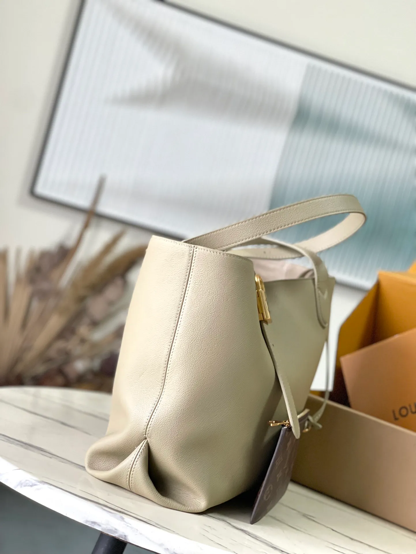💰1340 (top layer leather) top original order M25343 milk tea green This medium-sized Low Key Cabas handbag is wrapped in soft grained cow leather and lined with suede leather, creating a gorgeous style with ingenuity. The brand's iconic padlock demonstrates an eclectic mix of elegant aesthetics and security features. The adjustable handle enables you to switch between hand-held and long- or short-shoulder carry. Dimensions: 47 × 30 × 14 cm