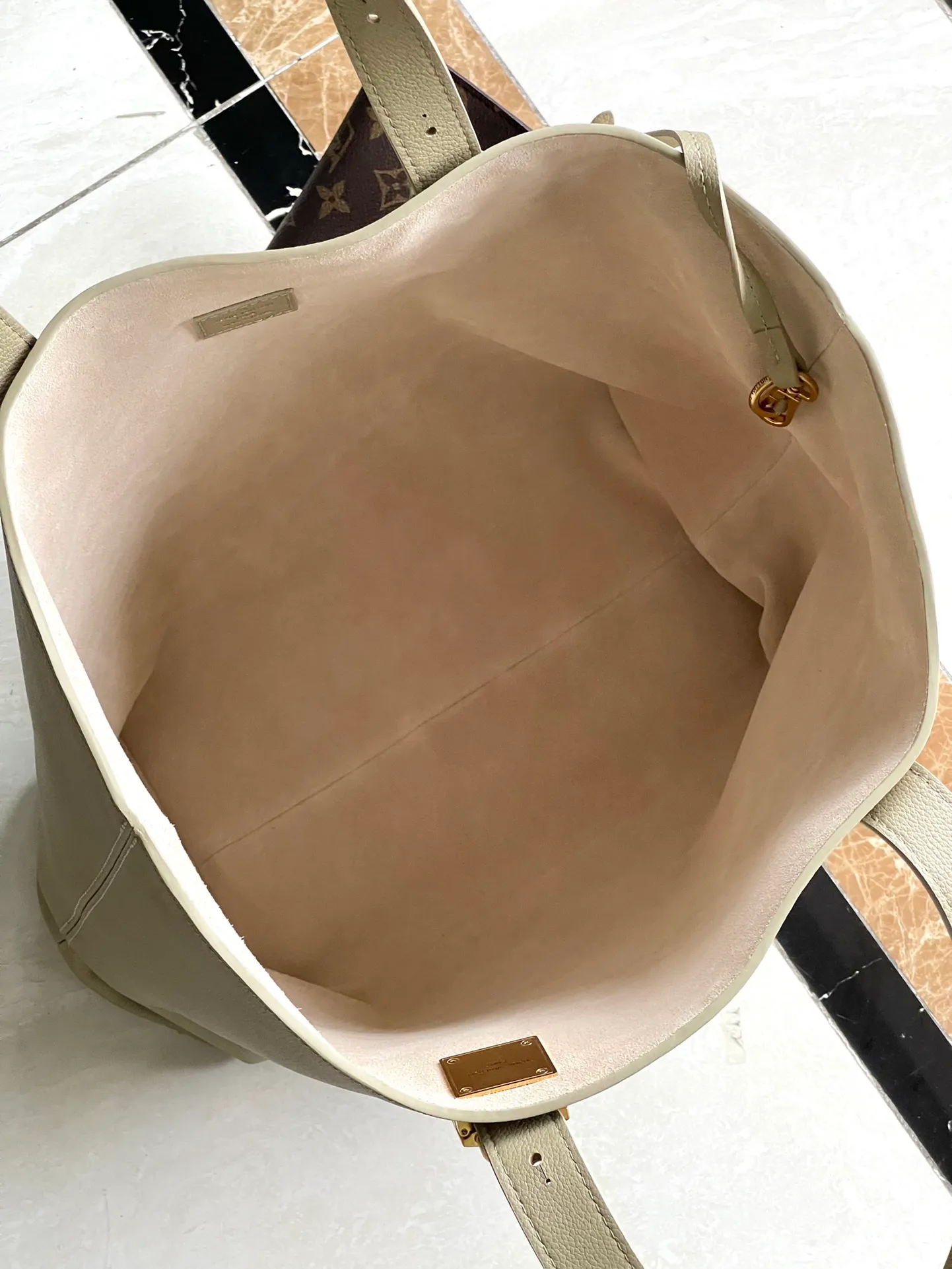 💰1340 (top layer leather) top original order M25343 milk tea green This medium-sized Low Key Cabas handbag is wrapped in soft grained cow leather and lined with suede leather, creating a gorgeous style with ingenuity. The brand's iconic padlock demonstrates an eclectic mix of elegant aesthetics and security features. The adjustable handle enables you to switch between hand-held and long- or short-shoulder carry. Dimensions: 47 × 30 × 14 cm