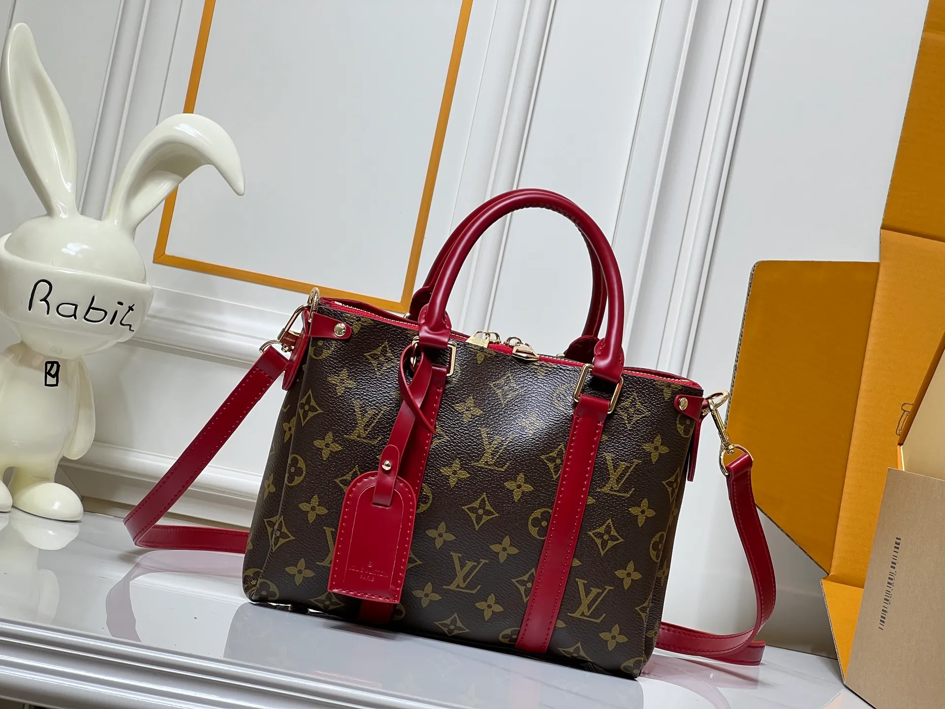 Batch 280💰Small size Upgraded original model Newly arrived OPEN HANDBAG handbag M44816 M44815 M44818 Black Pink Red Presbyopia Open Handbag Made of selected Monogram canvas, embellished with classic details, including side branches and two-sided textured leather trim, gold rivets and nails classic leather luggage tags, top handles and detachable and adjustable length shoulder straps. Large 35x24x15, small 29.0×19.0×10.0cm