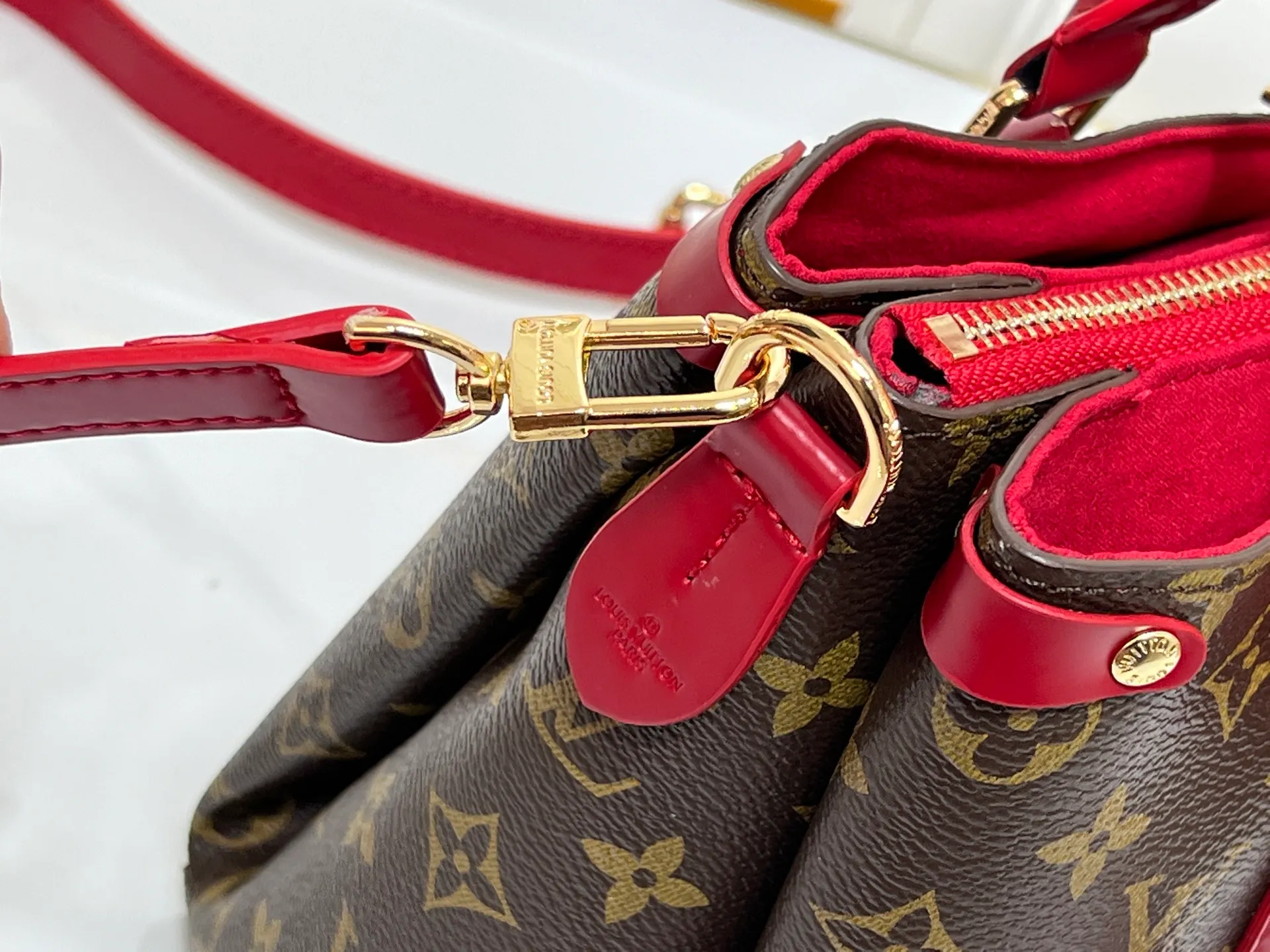 Batch 280💰Small size Upgraded original model Newly arrived OPEN HANDBAG handbag M44816 M44815 M44818 Black Pink Red Presbyopia Open Handbag Made of selected Monogram canvas, embellished with classic details, including side branches and two-sided textured leather trim, gold rivets and nails classic leather luggage tags, top handles and detachable and adjustable length shoulder straps. Large 35x24x15, small 29.0×19.0×10.0cm
