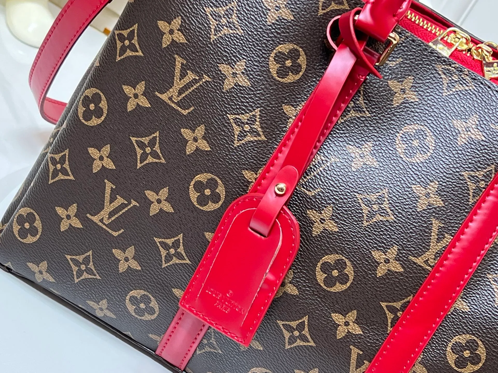 Batch 280💰Small size Upgraded original model Newly arrived OPEN HANDBAG handbag M44816 M44815 M44818 Black Pink Red Presbyopia Open Handbag Made of selected Monogram canvas, embellished with classic details, including side branches and two-sided textured leather trim, gold rivets and nails classic leather luggage tags, top handles and detachable and adjustable length shoulder straps. Large 35x24x15, small 29.0×19.0×10.0cm