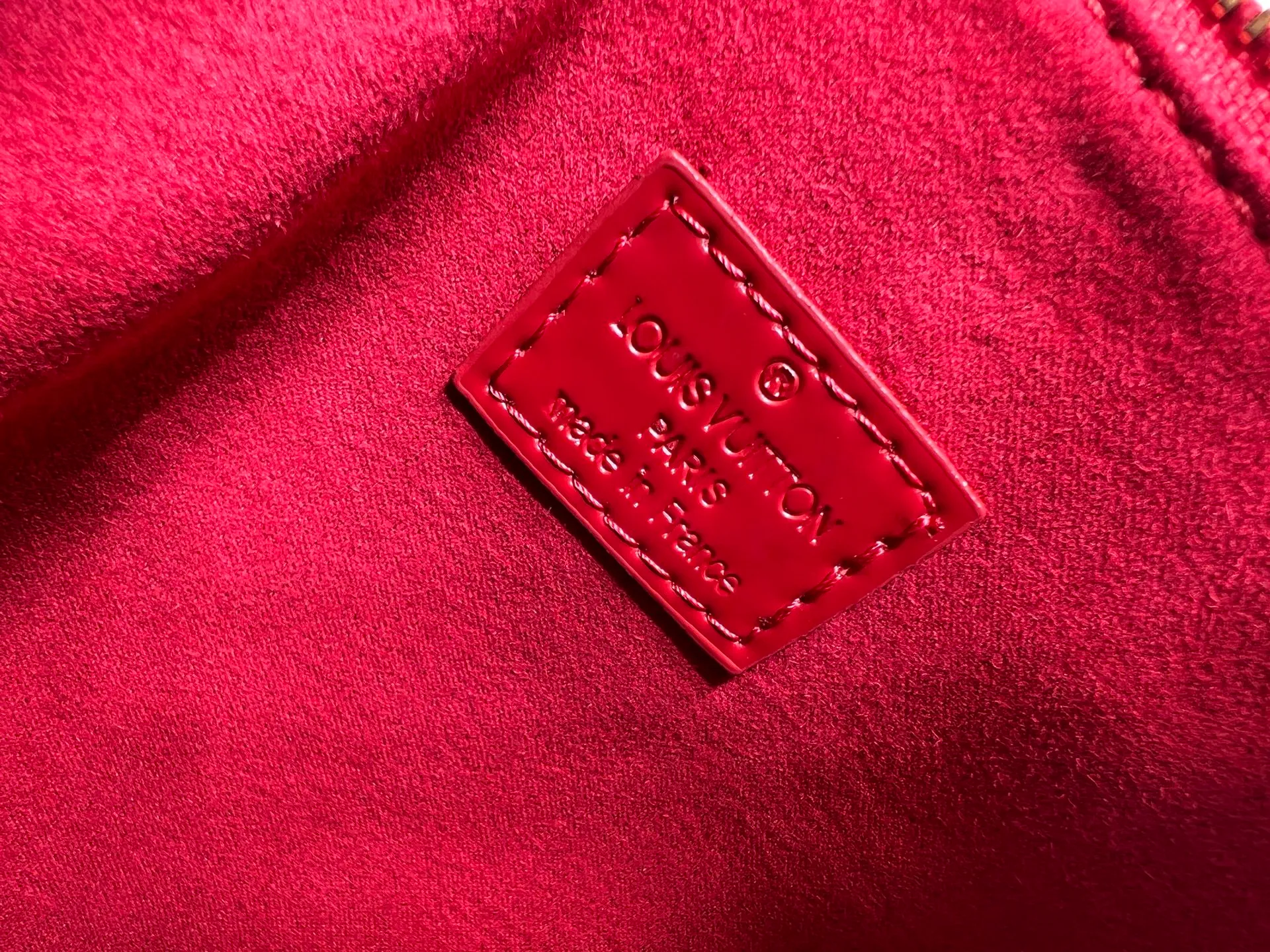 Batch 280💰Small size Upgraded original model Newly arrived OPEN HANDBAG handbag M44816 M44815 M44818 Black Pink Red Presbyopia Open Handbag Made of selected Monogram canvas, embellished with classic details, including side branches and two-sided textured leather trim, gold rivets and nails classic leather luggage tags, top handles and detachable and adjustable length shoulder straps. Large 35x24x15, small 29.0×19.0×10.0cm
