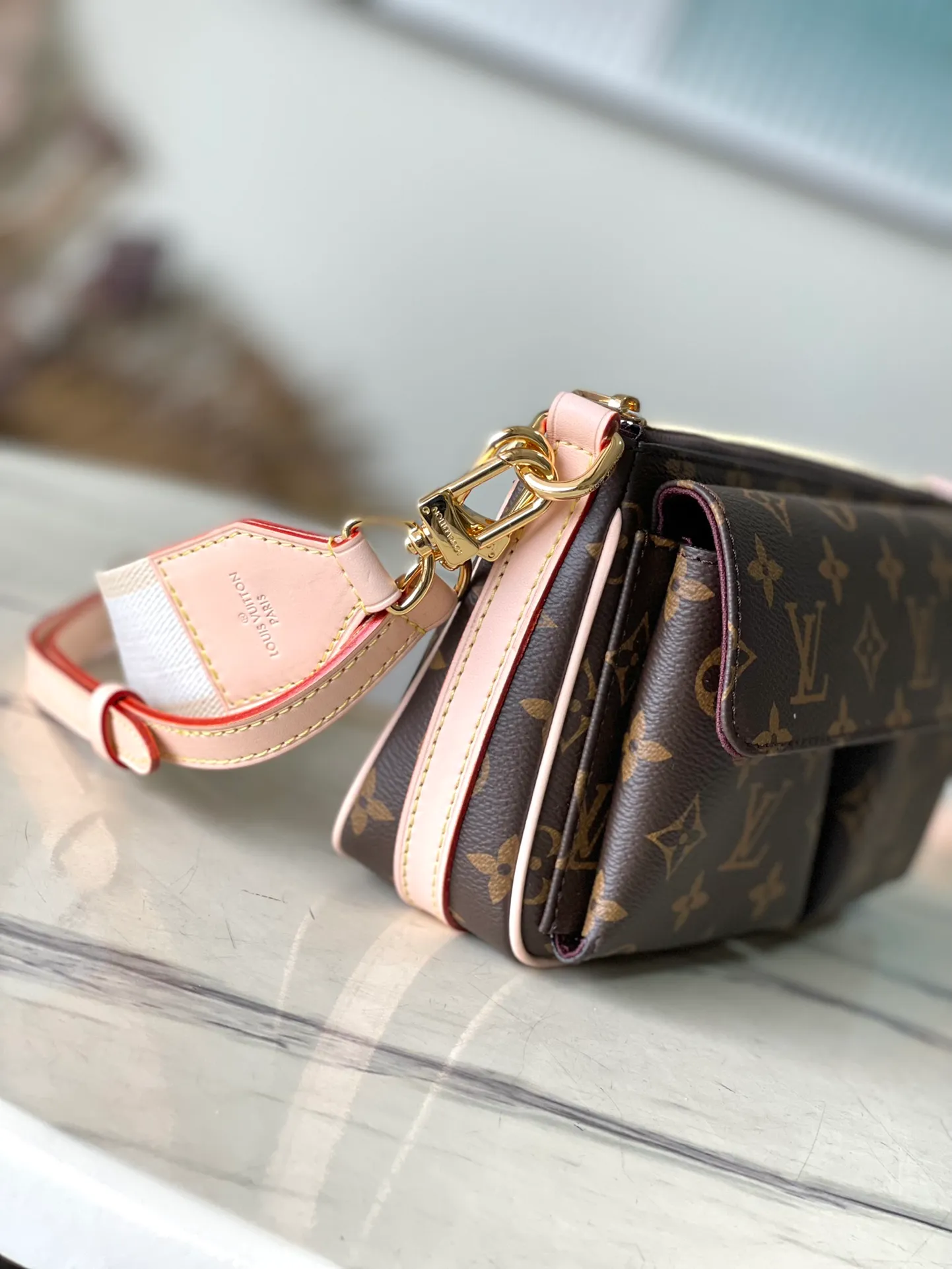 💰860 Top Original M46999 Vibe handbag draws inspiration from the Viva-cite handbag created by the brand in 2003, using Monogram canvas to create a tight structure. The internal and external pockets make it a perfect choice, and the leather shoulder straps and short fabric straps with the LV Circle logo allow for a variety of carrying options. Dimensions: 25 × 15 × 8 cm