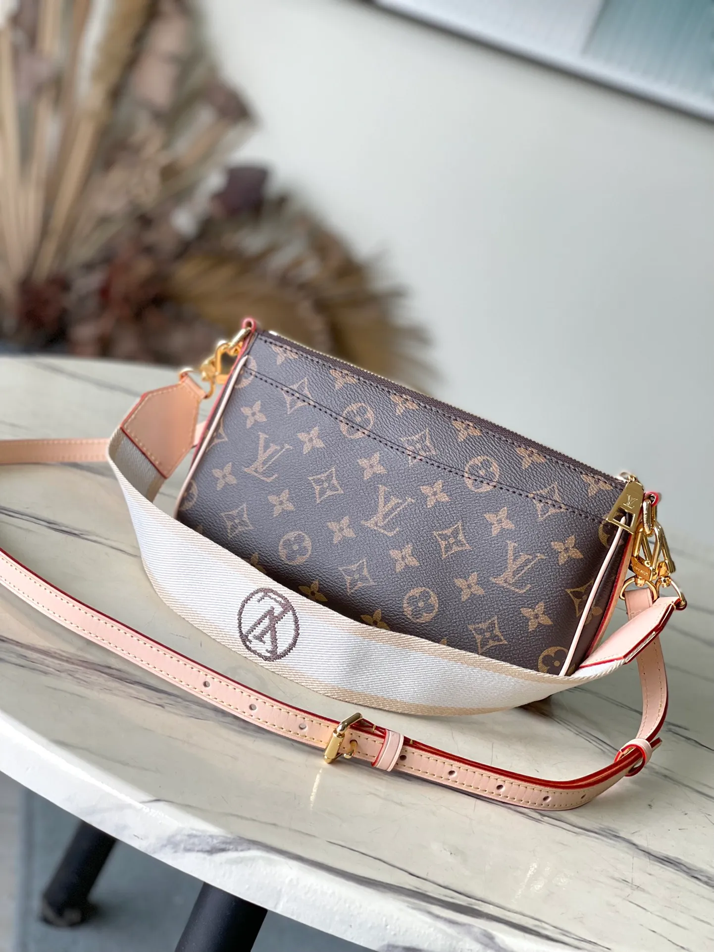 💰860 Top Original M46999 Vibe handbag draws inspiration from the Viva-cite handbag created by the brand in 2003, using Monogram canvas to create a tight structure. The internal and external pockets make it a perfect choice, and the leather shoulder straps and short fabric straps with the LV Circle logo allow for a variety of carrying options. Dimensions: 25 × 15 × 8 cm