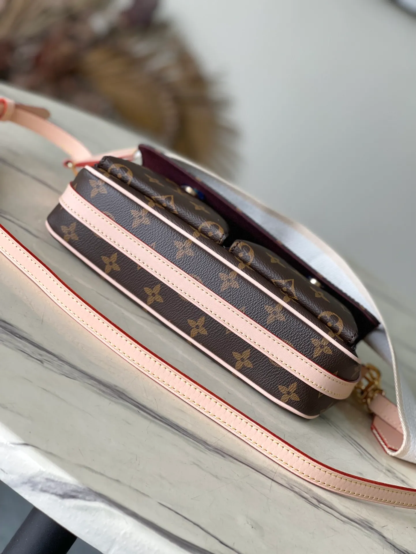 💰860 Top Original M46999 Vibe handbag draws inspiration from the Viva-cite handbag created by the brand in 2003, using Monogram canvas to create a tight structure. The internal and external pockets make it a perfect choice, and the leather shoulder straps and short fabric straps with the LV Circle logo allow for a variety of carrying options. Dimensions: 25 × 15 × 8 cm