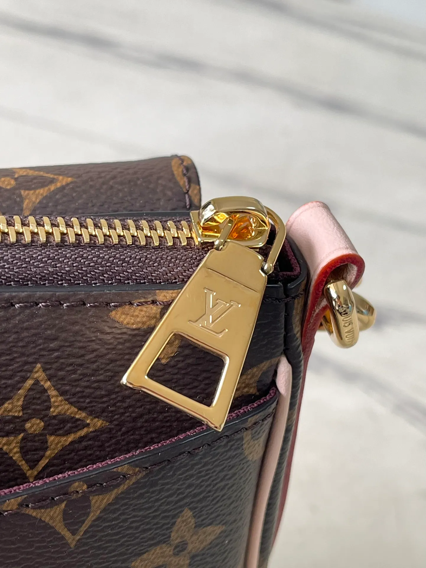 💰860 Top Original M46999 Vibe handbag draws inspiration from the Viva-cite handbag created by the brand in 2003, using Monogram canvas to create a tight structure. The internal and external pockets make it a perfect choice, and the leather shoulder straps and short fabric straps with the LV Circle logo allow for a variety of carrying options. Dimensions: 25 × 15 × 8 cm