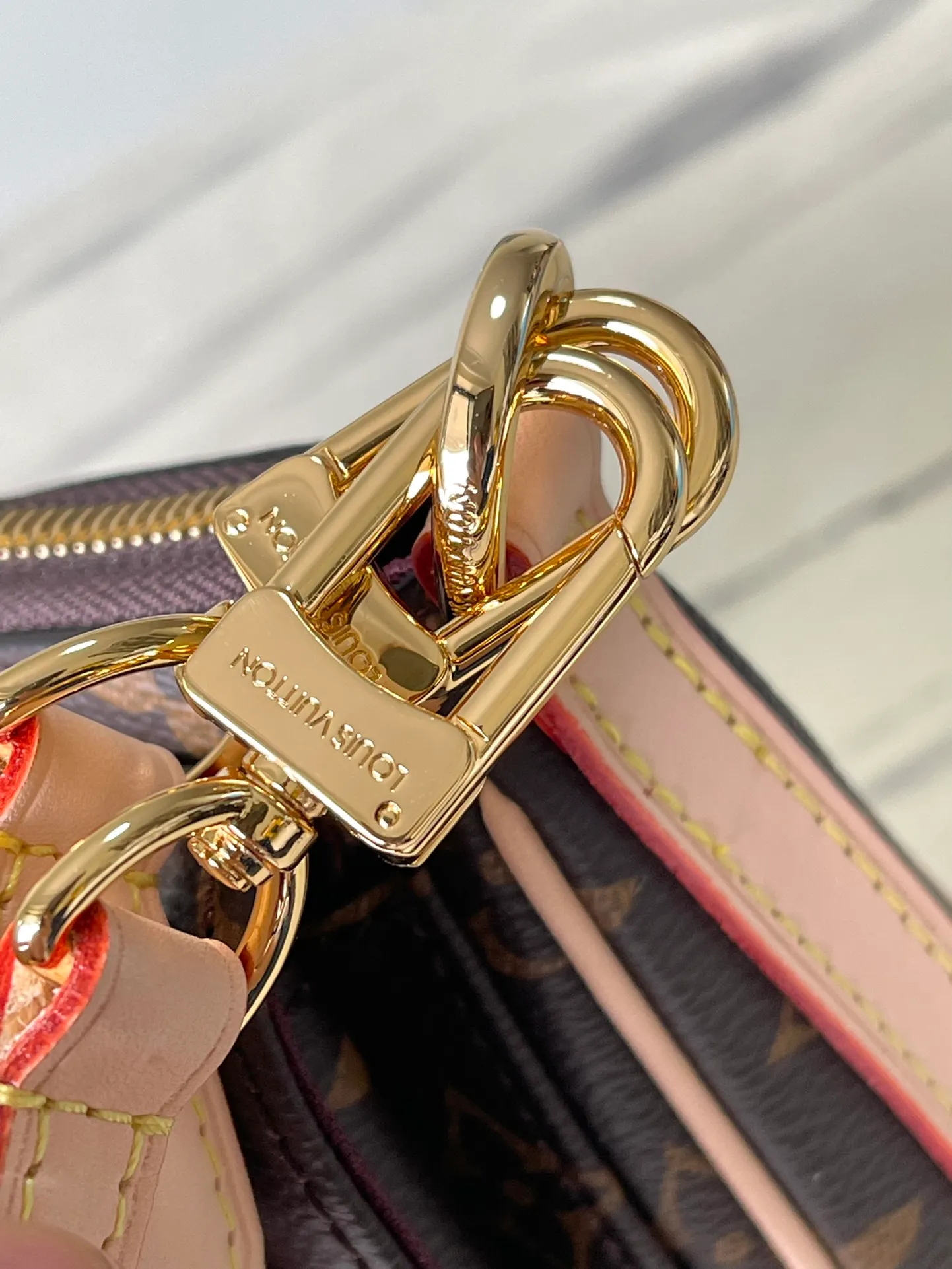 💰860 Top Original M46999 Vibe handbag draws inspiration from the Viva-cite handbag created by the brand in 2003, using Monogram canvas to create a tight structure. The internal and external pockets make it a perfect choice, and the leather shoulder straps and short fabric straps with the LV Circle logo allow for a variety of carrying options. Dimensions: 25 × 15 × 8 cm