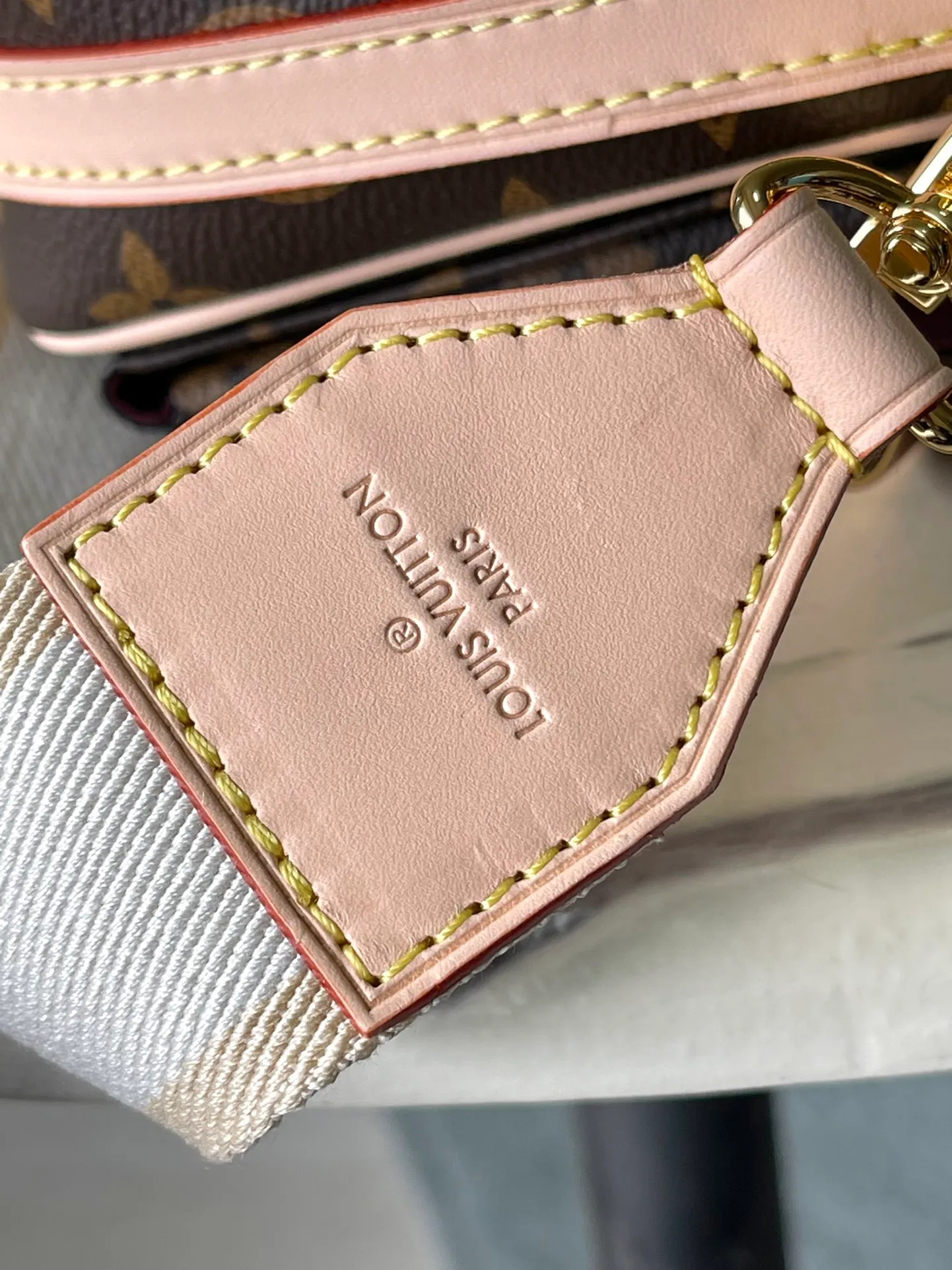 💰860 Top Original M46999 Vibe handbag draws inspiration from the Viva-cite handbag created by the brand in 2003, using Monogram canvas to create a tight structure. The internal and external pockets make it a perfect choice, and the leather shoulder straps and short fabric straps with the LV Circle logo allow for a variety of carrying options. Dimensions: 25 × 15 × 8 cm