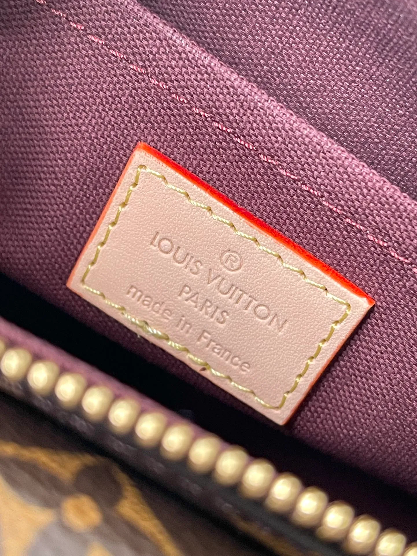 💰860 Top Original M46999 Vibe handbag draws inspiration from the Viva-cite handbag created by the brand in 2003, using Monogram canvas to create a tight structure. The internal and external pockets make it a perfect choice, and the leather shoulder straps and short fabric straps with the LV Circle logo allow for a variety of carrying options. Dimensions: 25 × 15 × 8 cm