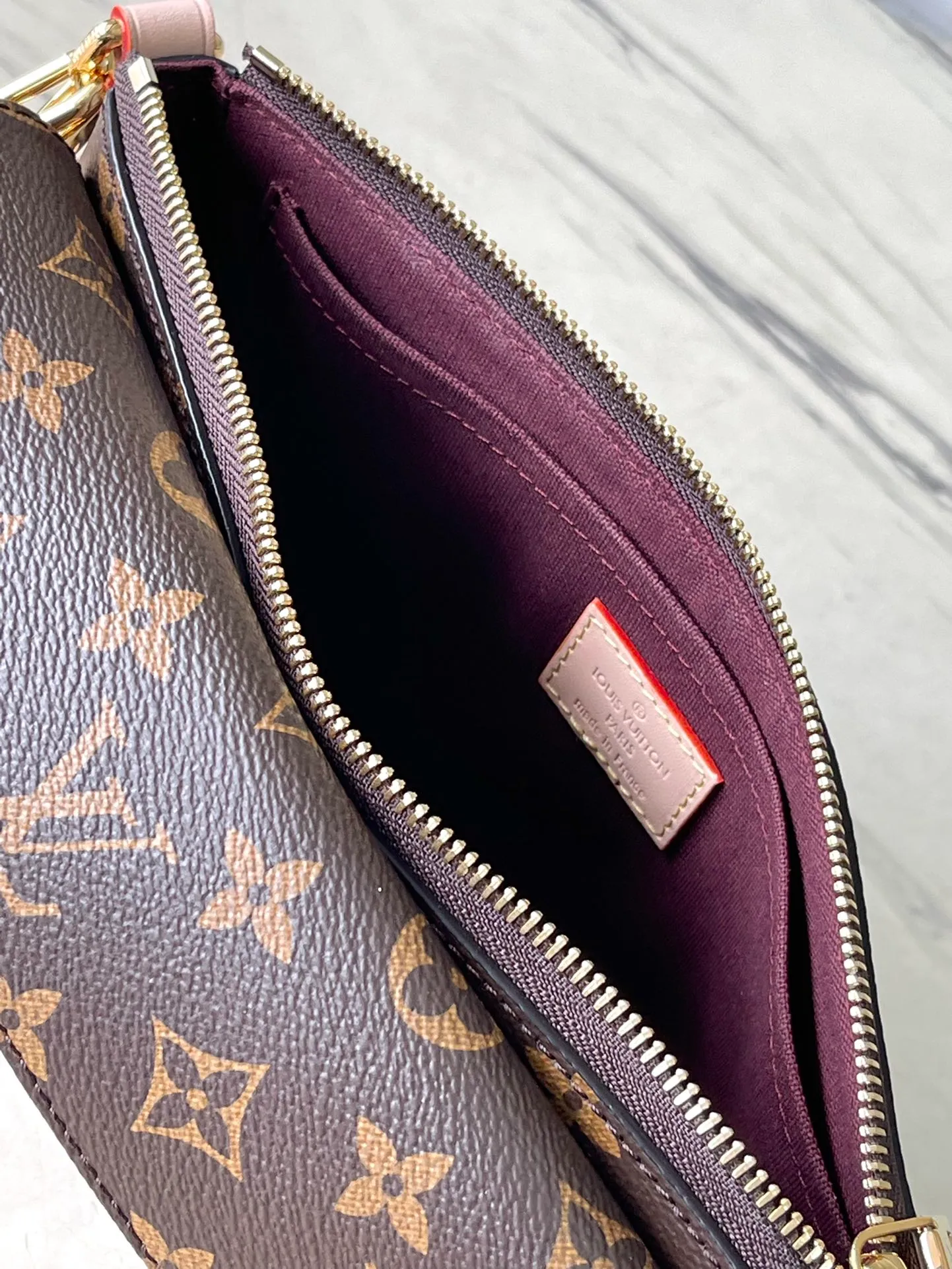 💰860 Top Original M46999 Vibe handbag draws inspiration from the Viva-cite handbag created by the brand in 2003, using Monogram canvas to create a tight structure. The internal and external pockets make it a perfect choice, and the leather shoulder straps and short fabric straps with the LV Circle logo allow for a variety of carrying options. Dimensions: 25 × 15 × 8 cm