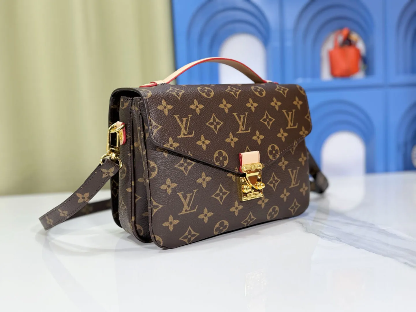 P220 Upgraded original M44875 presbyopic M44876 yellow flower M40780 shipped Métis handbag's compact shape exudes elegance. Made of soft Monogram canvas, compact size with many practical pockets and compartments Dimensions: 25 x 19 x 9 cm