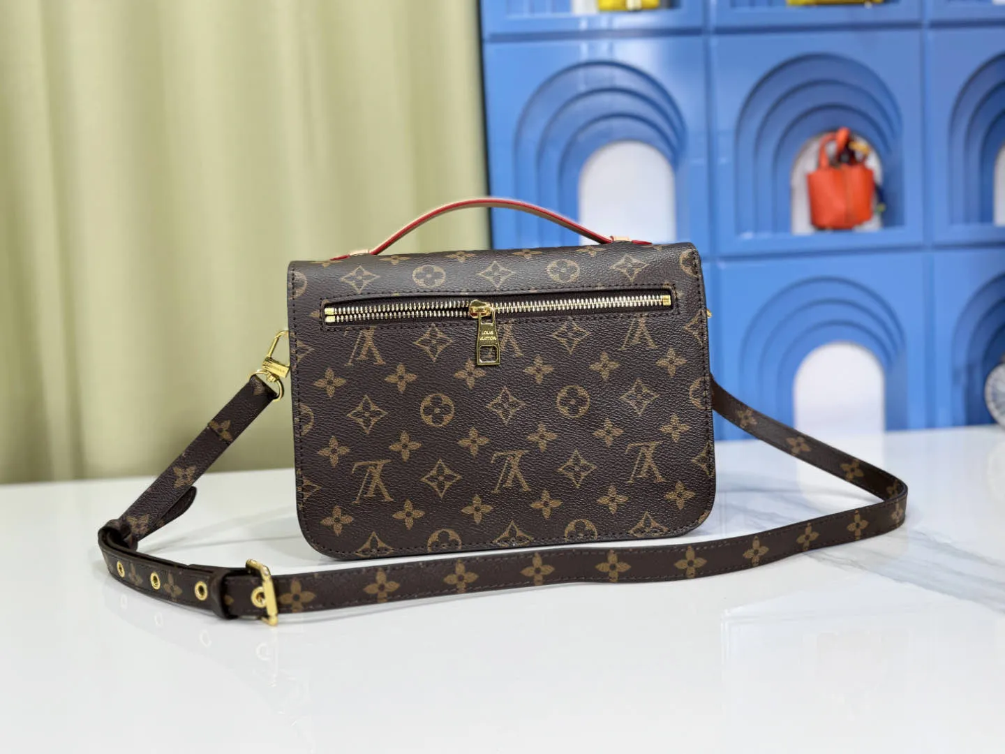 P220 Upgraded original M44875 presbyopic M44876 yellow flower M40780 shipped Métis handbag's compact shape exudes elegance. Made of soft Monogram canvas, compact size with many practical pockets and compartments Dimensions: 25 x 19 x 9 cm