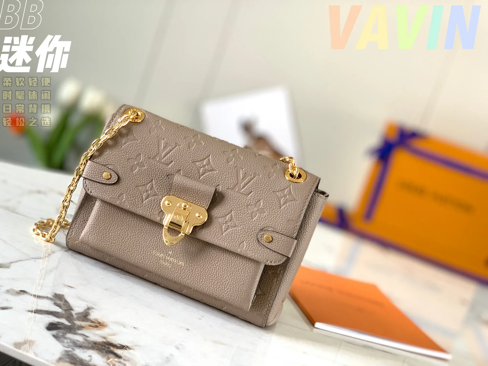 P1360 [Original leather 💋 M44550 Elephant Gray Embossed] Made of smooth and embossed Monogram Empreinte Combining silky and textured textures, the hook buckle pays tribute to the design of Louis Vuitton luggage, and is paired with a chain shoulder strap to add contrast. The compact shape contains ample capacity, and is made of a mixture of cowhide leather. This small Vavin handbag features a bright and eye-catching lock design. It is soft, lightweight, fashionable and casual, and is an easy choice for daily carrying. It is equipped with an adjustable leather chain strap, which can be carried on the shoulder or crossbody. Detailed size 21x15x8cm