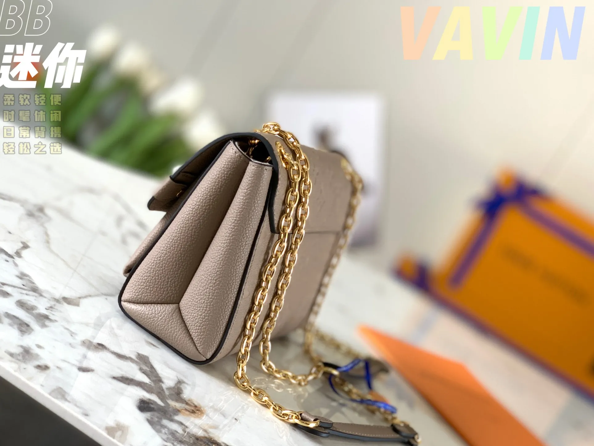 P1360 [Original leather 💋 M44550 Elephant Gray Embossed] Made of smooth and embossed Monogram Empreinte Combining silky and textured textures, the hook buckle pays tribute to the design of Louis Vuitton luggage, and is paired with a chain shoulder strap to add contrast. The compact shape contains ample capacity, and is made of a mixture of cowhide leather. This small Vavin handbag features a bright and eye-catching lock design. It is soft, lightweight, fashionable and casual, and is an easy choice for daily carrying. It is equipped with an adjustable leather chain strap, which can be carried on the shoulder or crossbody. Detailed size 21x15x8cm