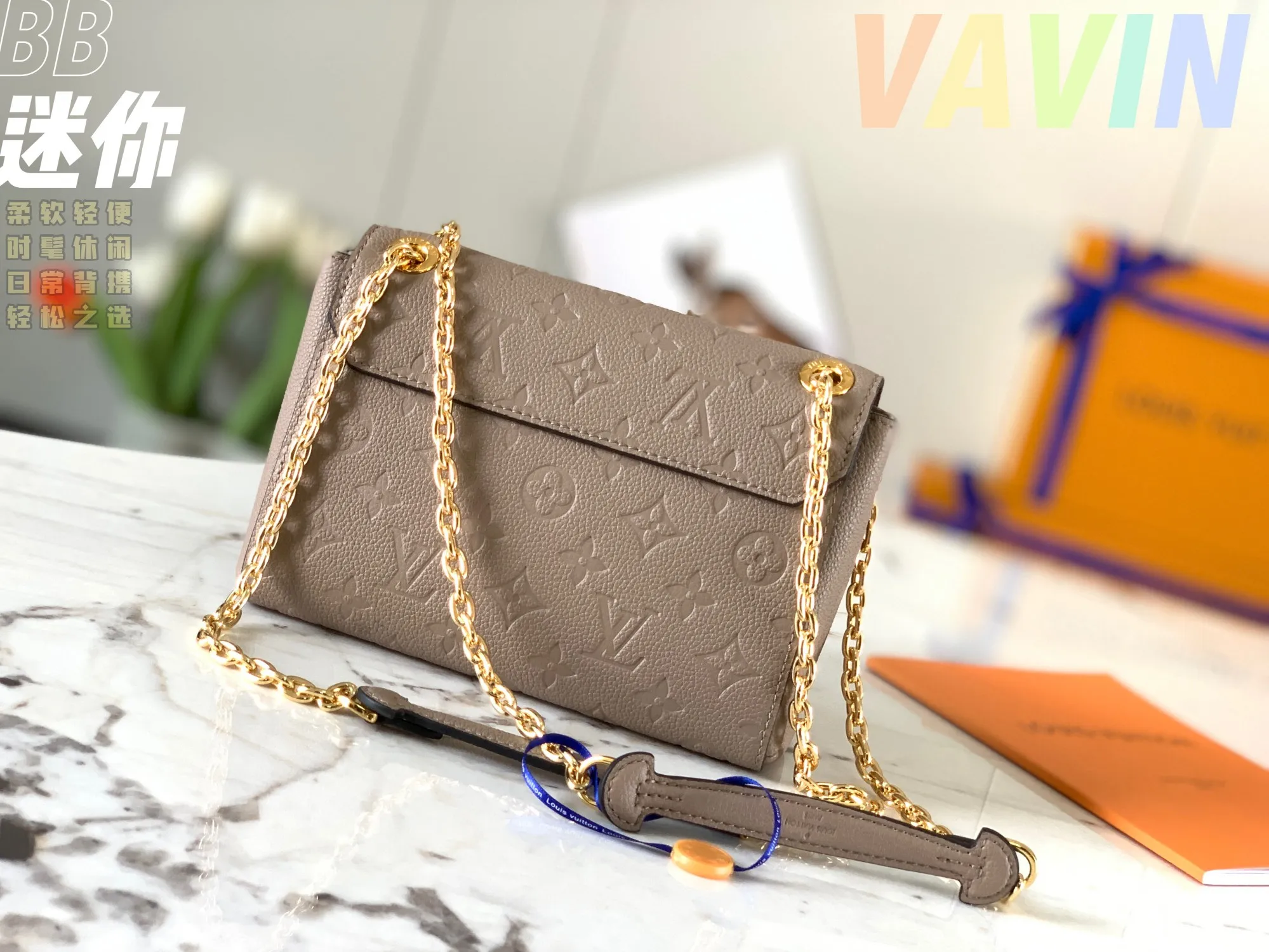 P1360 [Original leather 💋 M44550 Elephant Gray Embossed] Made of smooth and embossed Monogram Empreinte Combining silky and textured textures, the hook buckle pays tribute to the design of Louis Vuitton luggage, and is paired with a chain shoulder strap to add contrast. The compact shape contains ample capacity, and is made of a mixture of cowhide leather. This small Vavin handbag features a bright and eye-catching lock design. It is soft, lightweight, fashionable and casual, and is an easy choice for daily carrying. It is equipped with an adjustable leather chain strap, which can be carried on the shoulder or crossbody. Detailed size 21x15x8cm