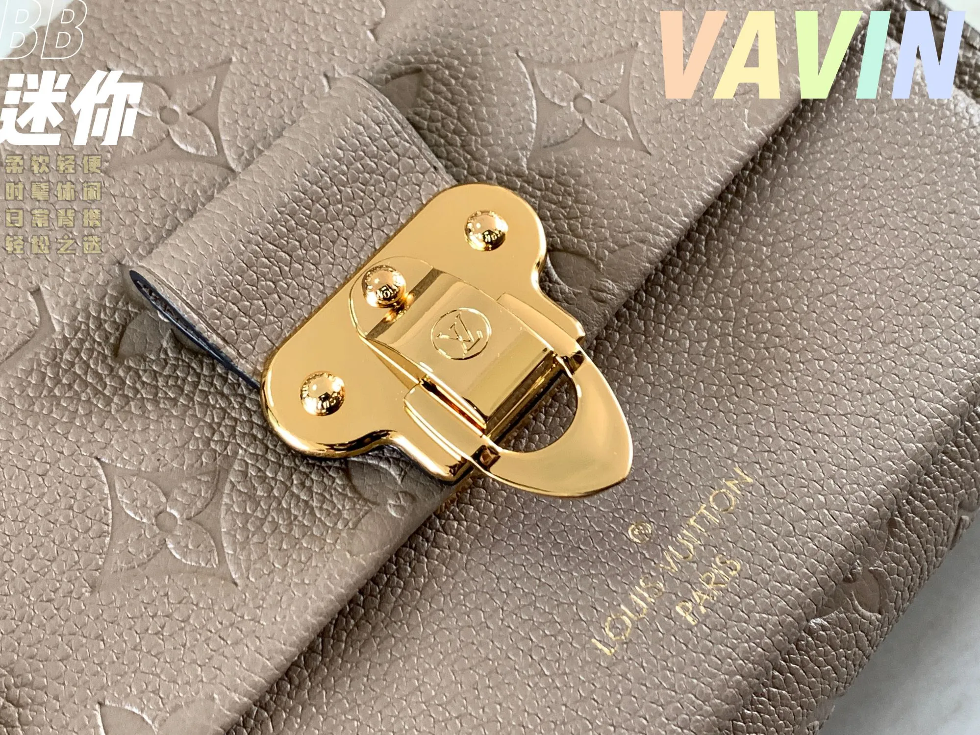 P1360 [Original leather 💋 M44550 Elephant Gray Embossed] Made of smooth and embossed Monogram Empreinte Combining silky and textured textures, the hook buckle pays tribute to the design of Louis Vuitton luggage, and is paired with a chain shoulder strap to add contrast. The compact shape contains ample capacity, and is made of a mixture of cowhide leather. This small Vavin handbag features a bright and eye-catching lock design. It is soft, lightweight, fashionable and casual, and is an easy choice for daily carrying. It is equipped with an adjustable leather chain strap, which can be carried on the shoulder or crossbody. Detailed size 21x15x8cm