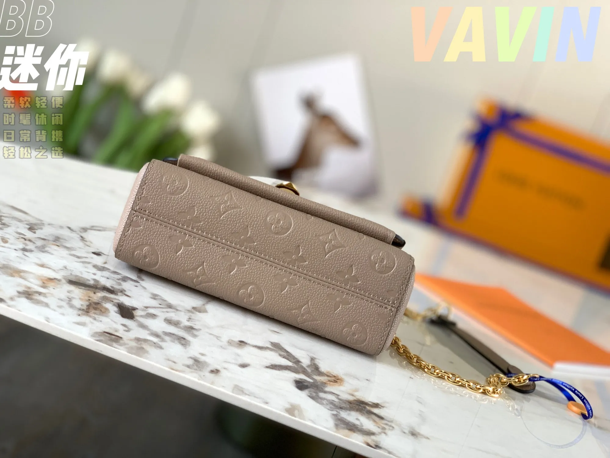 P1360 [Original leather 💋 M44550 Elephant Gray Embossed] Made of smooth and embossed Monogram Empreinte Combining silky and textured textures, the hook buckle pays tribute to the design of Louis Vuitton luggage, and is paired with a chain shoulder strap to add contrast. The compact shape contains ample capacity, and is made of a mixture of cowhide leather. This small Vavin handbag features a bright and eye-catching lock design. It is soft, lightweight, fashionable and casual, and is an easy choice for daily carrying. It is equipped with an adjustable leather chain strap, which can be carried on the shoulder or crossbody. Detailed size 21x15x8cm
