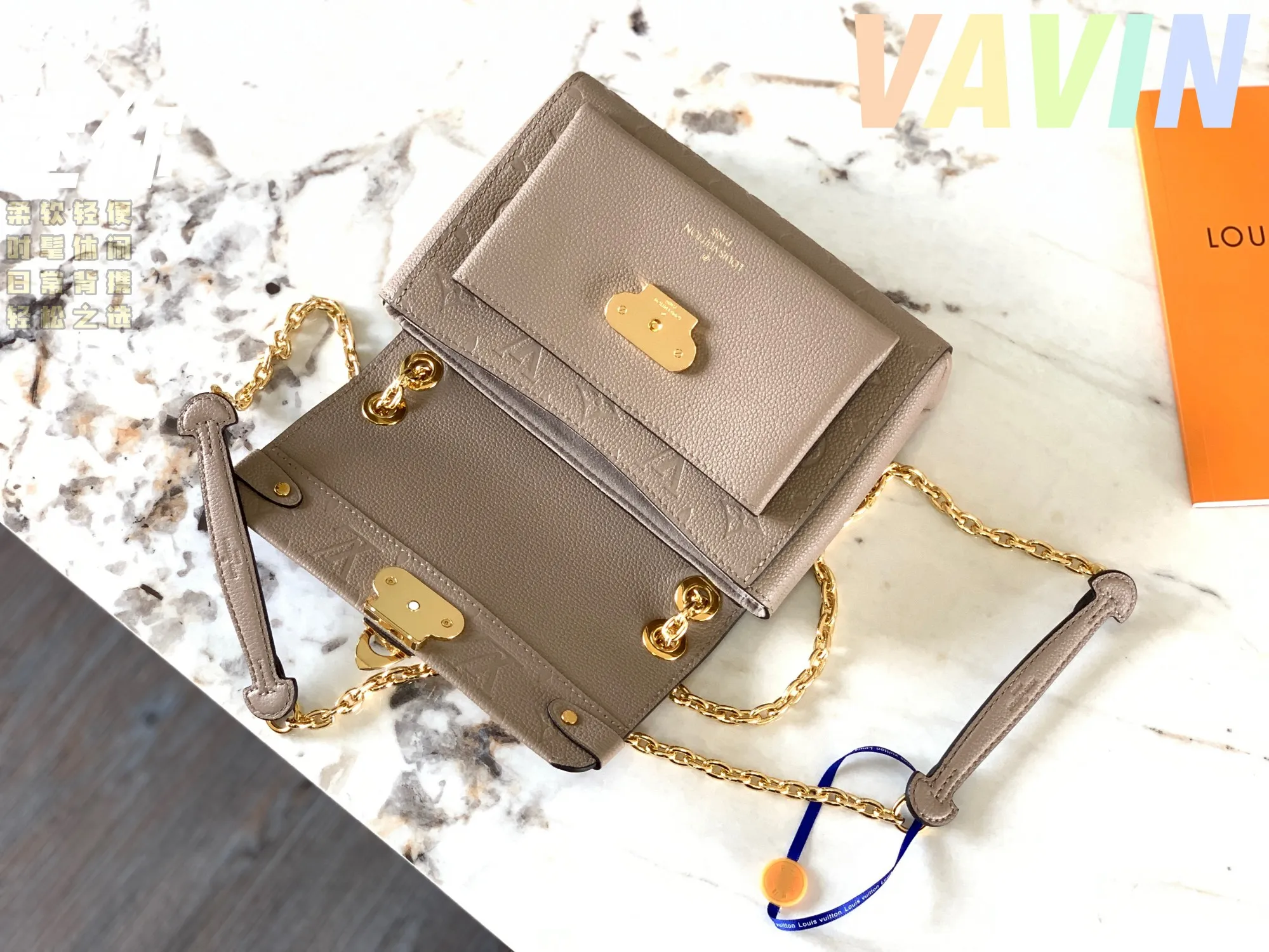P1360 [Original leather 💋 M44550 Elephant Gray Embossed] Made of smooth and embossed Monogram Empreinte Combining silky and textured textures, the hook buckle pays tribute to the design of Louis Vuitton luggage, and is paired with a chain shoulder strap to add contrast. The compact shape contains ample capacity, and is made of a mixture of cowhide leather. This small Vavin handbag features a bright and eye-catching lock design. It is soft, lightweight, fashionable and casual, and is an easy choice for daily carrying. It is equipped with an adjustable leather chain strap, which can be carried on the shoulder or crossbody. Detailed size 21x15x8cm