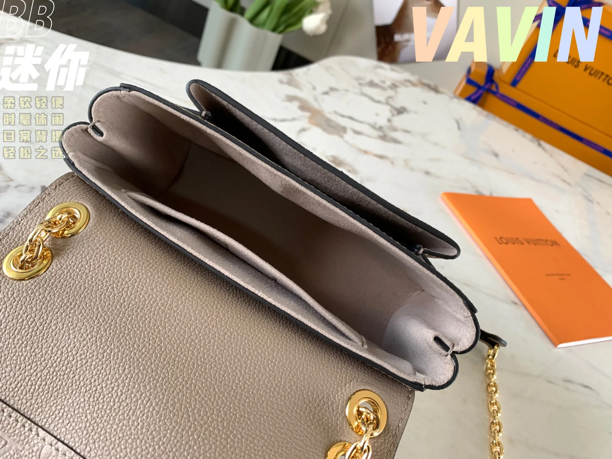 P1360 [Original leather 💋 M44550 Elephant Gray Embossed] Made of smooth and embossed Monogram Empreinte Combining silky and textured textures, the hook buckle pays tribute to the design of Louis Vuitton luggage, and is paired with a chain shoulder strap to add contrast. The compact shape contains ample capacity, and is made of a mixture of cowhide leather. This small Vavin handbag features a bright and eye-catching lock design. It is soft, lightweight, fashionable and casual, and is an easy choice for daily carrying. It is equipped with an adjustable leather chain strap, which can be carried on the shoulder or crossbody. Detailed size 21x15x8cm