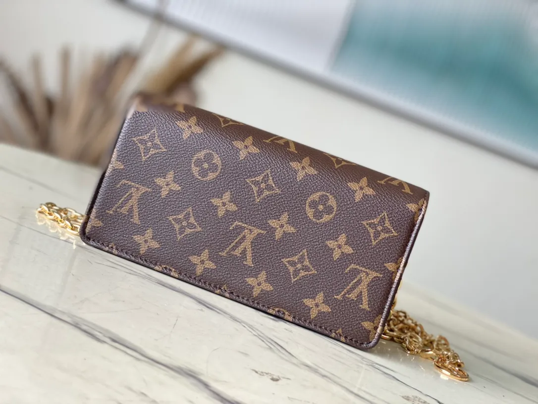 💰640 Top Original Order M82509 Presbyopia Chain Bag Woc Series LiLy Woc Handbag Monogram canvas chain Lily wallet combines a stylish rectangle with a subtle retro look. The flap features a gold-tone plaque and is accented with rivets for multiple ways to carry it. Dimensions: 20.5×10×3.5 cm.