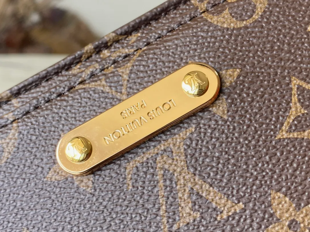 💰640 Top Original Order M82509 Presbyopia Chain Bag Woc Series LiLy Woc Handbag Monogram canvas chain Lily wallet combines a stylish rectangle with a subtle retro look. The flap features a gold-tone plaque and is accented with rivets for multiple ways to carry it. Dimensions: 20.5×10×3.5 cm.