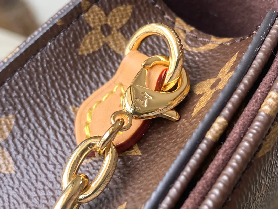 💰640 Top Original Order M82509 Presbyopia Chain Bag Woc Series LiLy Woc Handbag Monogram canvas chain Lily wallet combines a stylish rectangle with a subtle retro look. The flap features a gold-tone plaque and is accented with rivets for multiple ways to carry it. Dimensions: 20.5×10×3.5 cm.