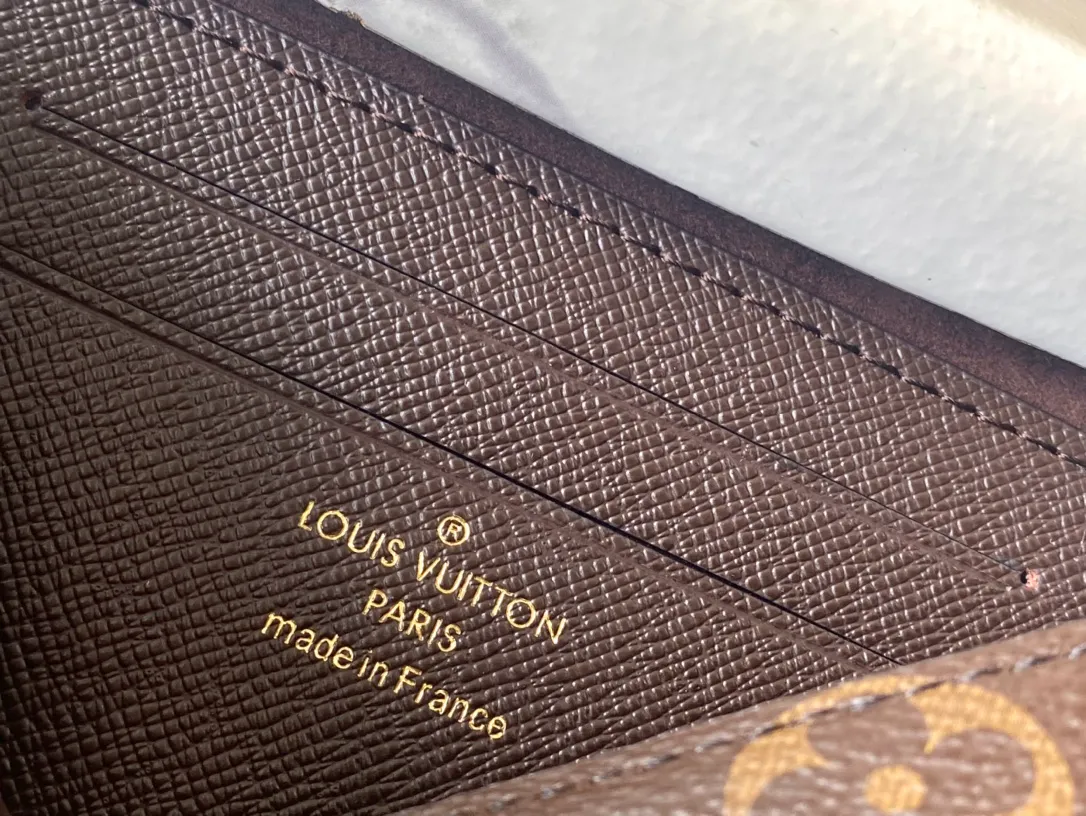 💰640 Top Original Order M82509 Presbyopia Chain Bag Woc Series LiLy Woc Handbag Monogram canvas chain Lily wallet combines a stylish rectangle with a subtle retro look. The flap features a gold-tone plaque and is accented with rivets for multiple ways to carry it. Dimensions: 20.5×10×3.5 cm.