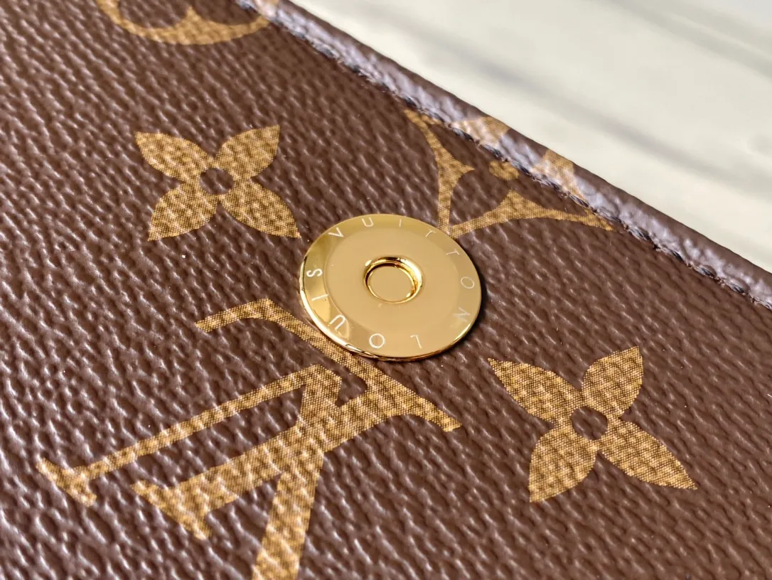 💰640 Top Original Order M82509 Presbyopia Chain Bag Woc Series LiLy Woc Handbag Monogram canvas chain Lily wallet combines a stylish rectangle with a subtle retro look. The flap features a gold-tone plaque and is accented with rivets for multiple ways to carry it. Dimensions: 20.5×10×3.5 cm.