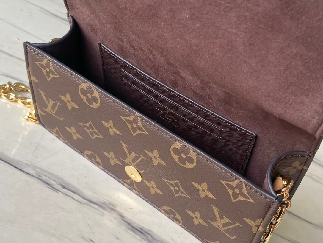 💰640 Top Original Order M82509 Presbyopia Chain Bag Woc Series LiLy Woc Handbag Monogram canvas chain Lily wallet combines a stylish rectangle with a subtle retro look. The flap features a gold-tone plaque and is accented with rivets for multiple ways to carry it. Dimensions: 20.5×10×3.5 cm.