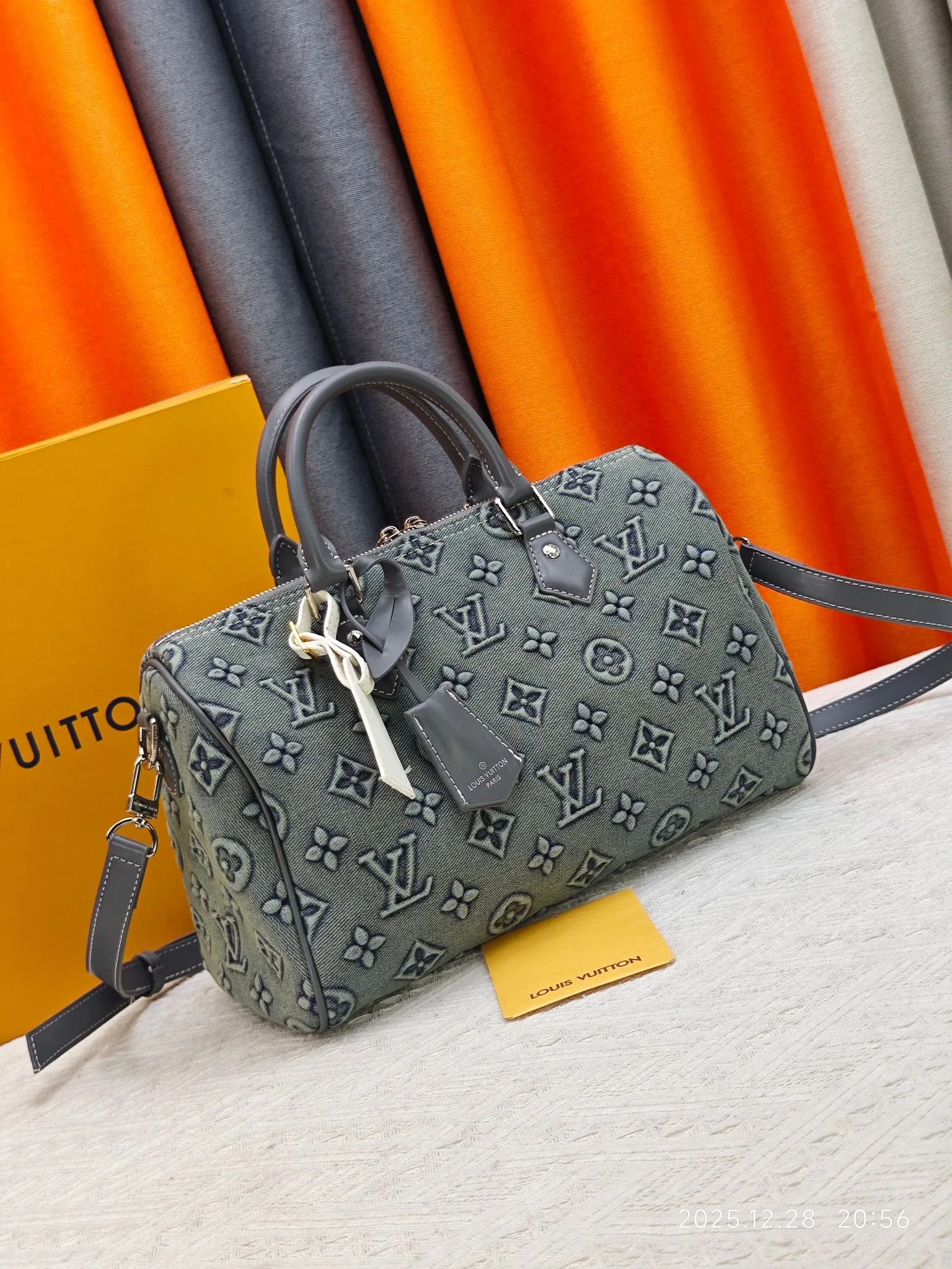 p320 M18076 M15159 M25766 M13344 Runway model This Speedy Soft 30 is from the LV Travels With Grace Coddlington series. It is made of rich-toned cow leather with gold hardware and interesting embossed shapes. Removable name tag features Grace Coddington's handwriting. Size: 30X21X17 cm