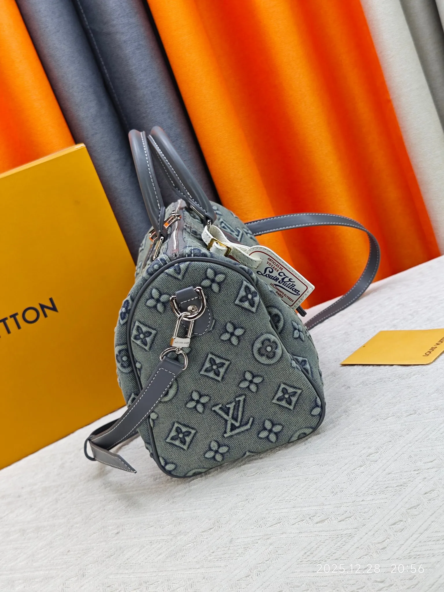 p320 M18076 M15159 M25766 M13344 Runway model This Speedy Soft 30 is from the LV Travels With Grace Coddlington series. It is made of rich-toned cow leather with gold hardware and interesting embossed shapes. Removable name tag features Grace Coddington's handwriting. Size: 30X21X17 cm