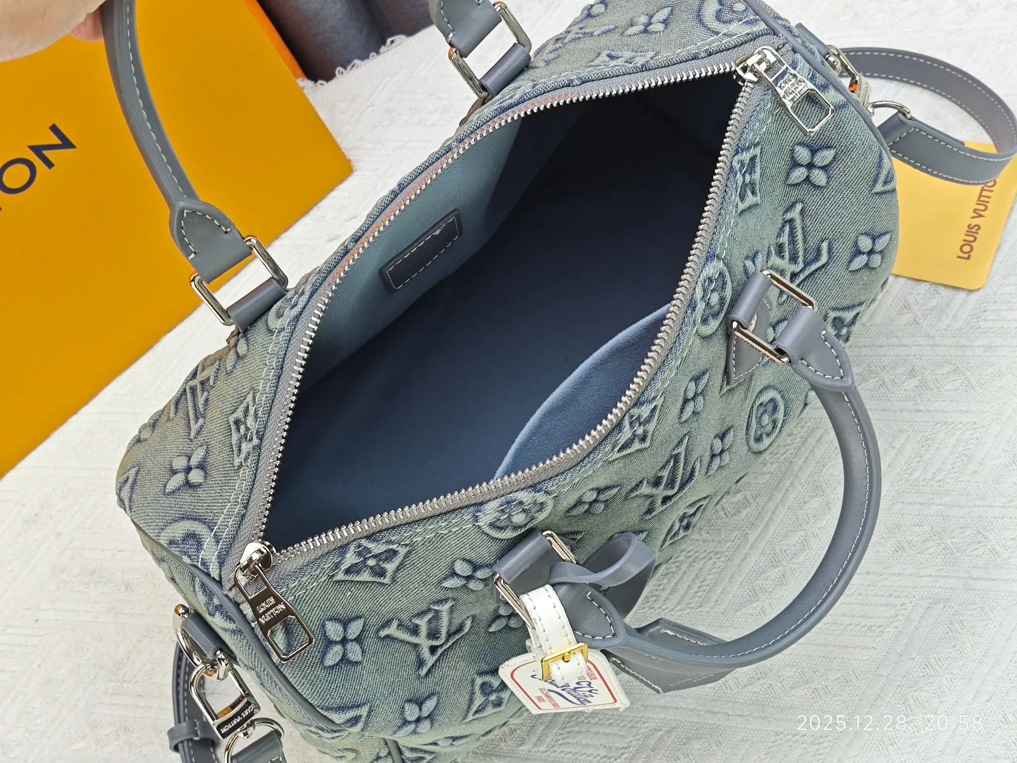 p320 M18076 M15159 M25766 M13344 Runway model This Speedy Soft 30 is from the LV Travels With Grace Coddlington series. It is made of rich-toned cow leather with gold hardware and interesting embossed shapes. Removable name tag features Grace Coddington's handwriting. Size: 30X21X17 cm