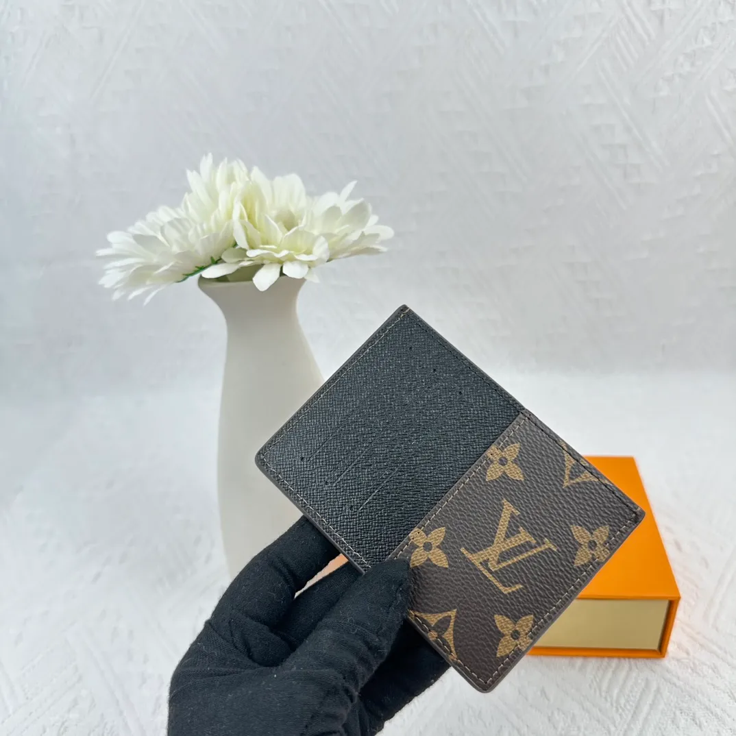 P66 M60166 Card Holder Neo card holder made of Monogram Macassar canvas is the first choice for carrying important cards. Black leather trim makes the classic Louis Vuitton pattern even more eye-catching. Size: 7.5*12