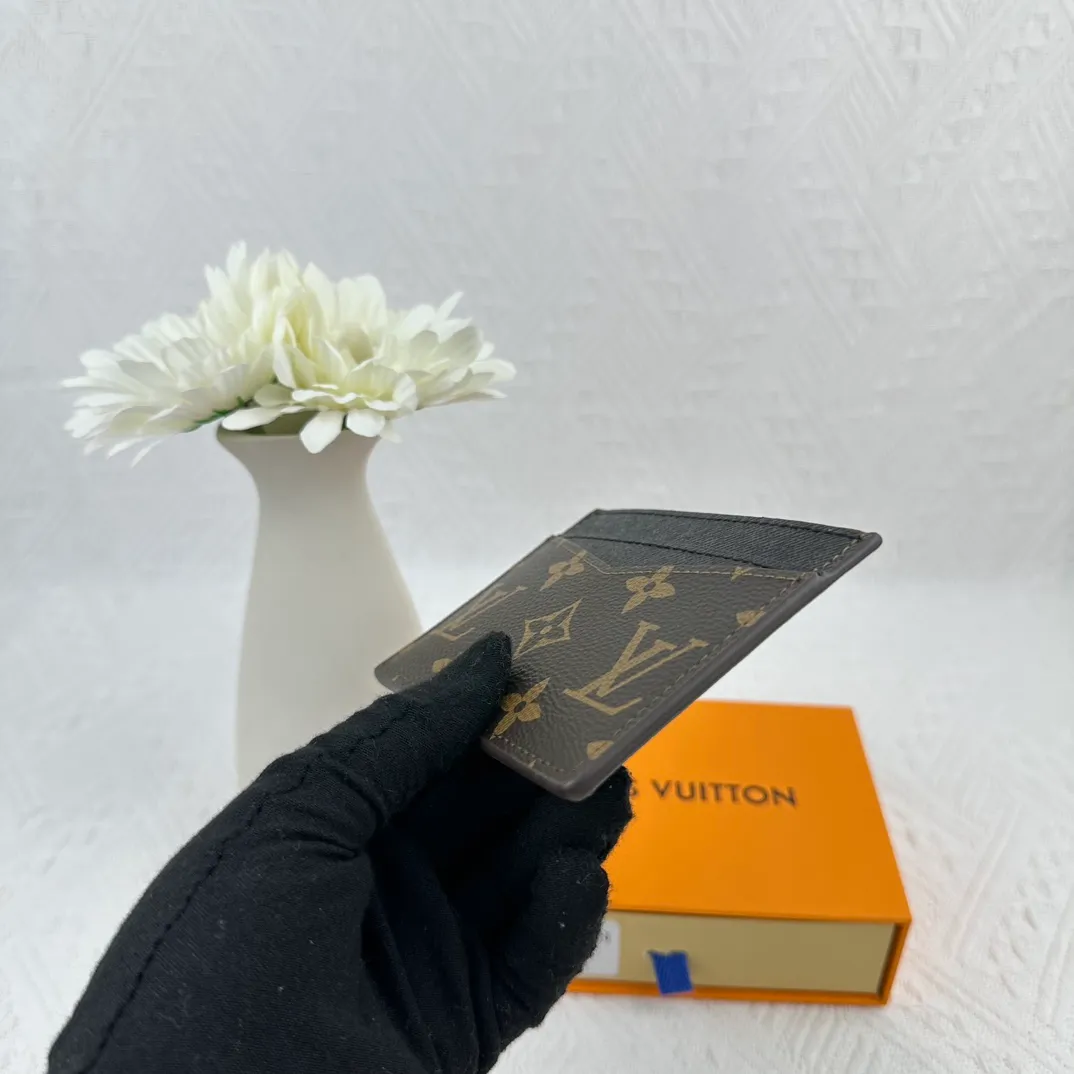 P66 M60166 Card Holder Neo card holder made of Monogram Macassar canvas is the first choice for carrying important cards. Black leather trim makes the classic Louis Vuitton pattern even more eye-catching. Size: 7.5*12