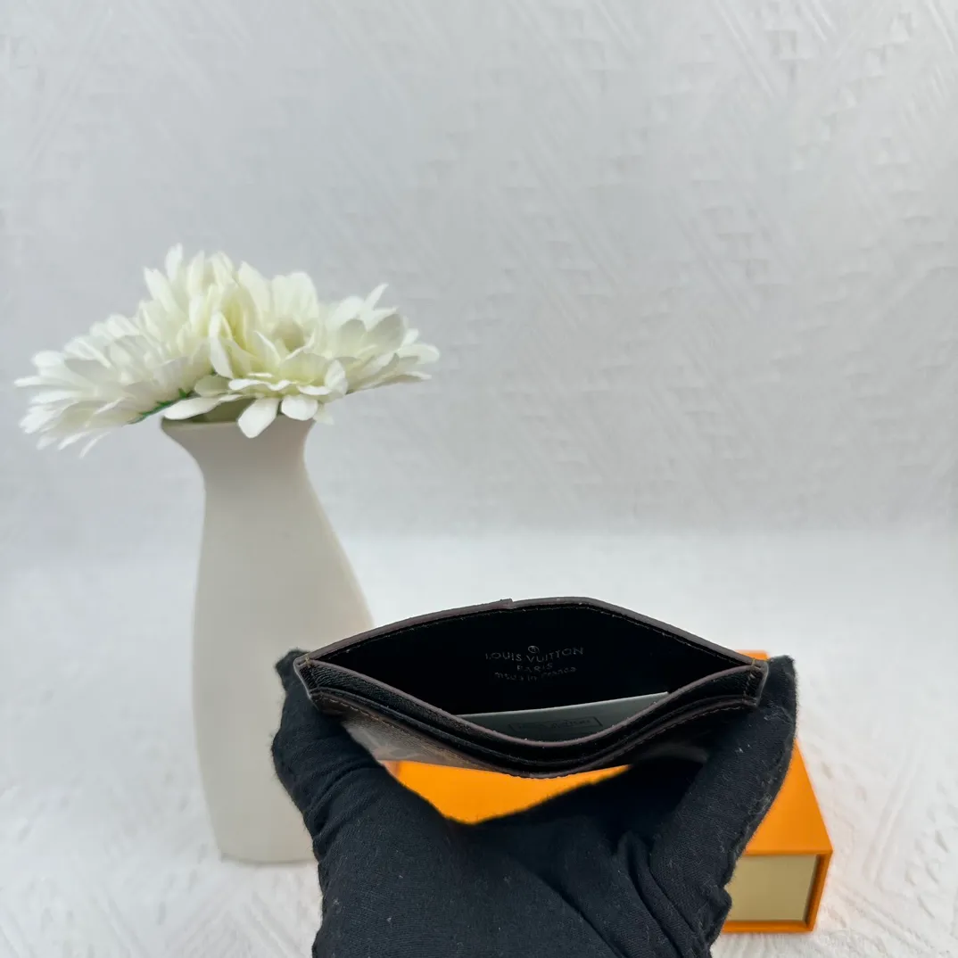 P66 M60166 Card Holder Neo card holder made of Monogram Macassar canvas is the first choice for carrying important cards. Black leather trim makes the classic Louis Vuitton pattern even more eye-catching. Size: 7.5*12