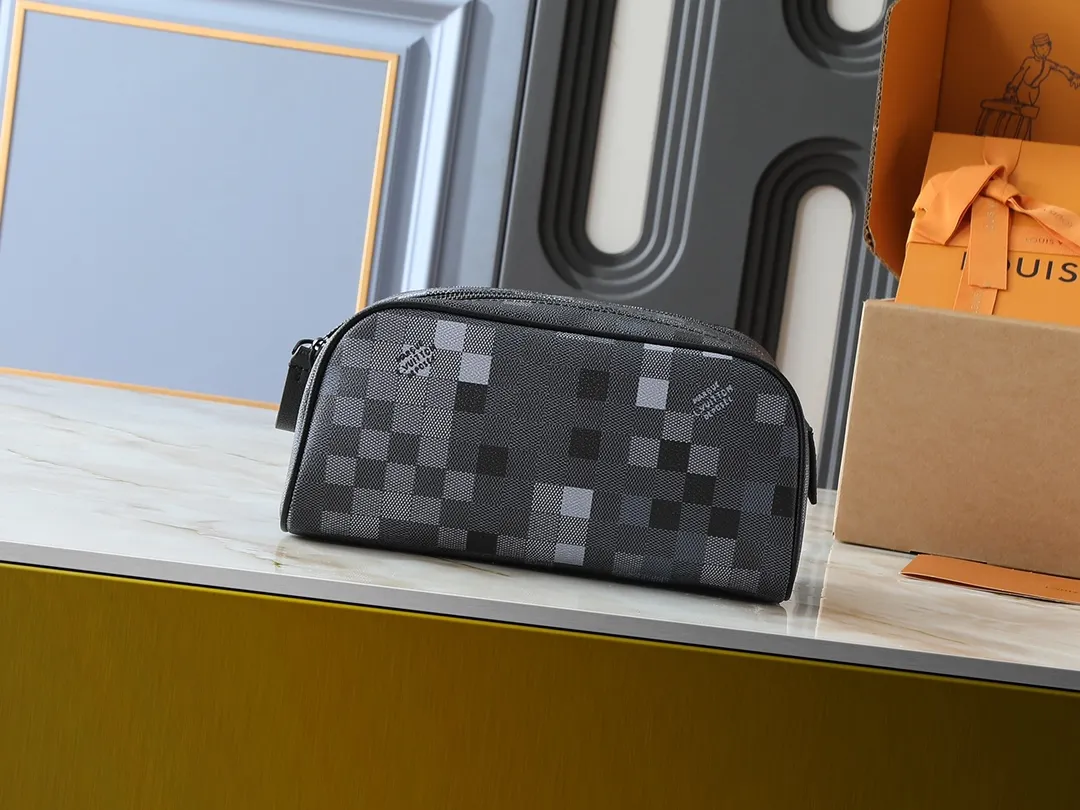 💰200💰Upgraded from the original M15109 M47528. This Dopp Kit toiletry bag is made of deep Damoflage Black canvas with leather trim, releasing a modern edge. Double zippers and leather handles allow for quick access to toiletries, and the washable lining adds functionality. The Marque L.Vuitton Déposée logo is nestled in the plaid pattern, highlighting the brand's identity. Dimensions: 15 x 16.5 x 28 cm (H x W x Length)