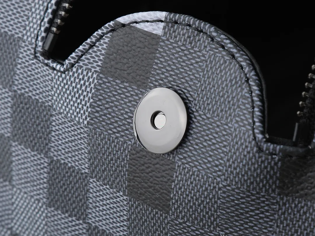 💰200💰Upgraded from the original M15109 M47528. This Dopp Kit toiletry bag is made of deep Damoflage Black canvas with leather trim, releasing a modern edge. Double zippers and leather handles allow for quick access to toiletries, and the washable lining adds functionality. The Marque L.Vuitton Déposée logo is nestled in the plaid pattern, highlighting the brand's identity. Dimensions: 15 x 16.5 x 28 cm (H x W x Length)
