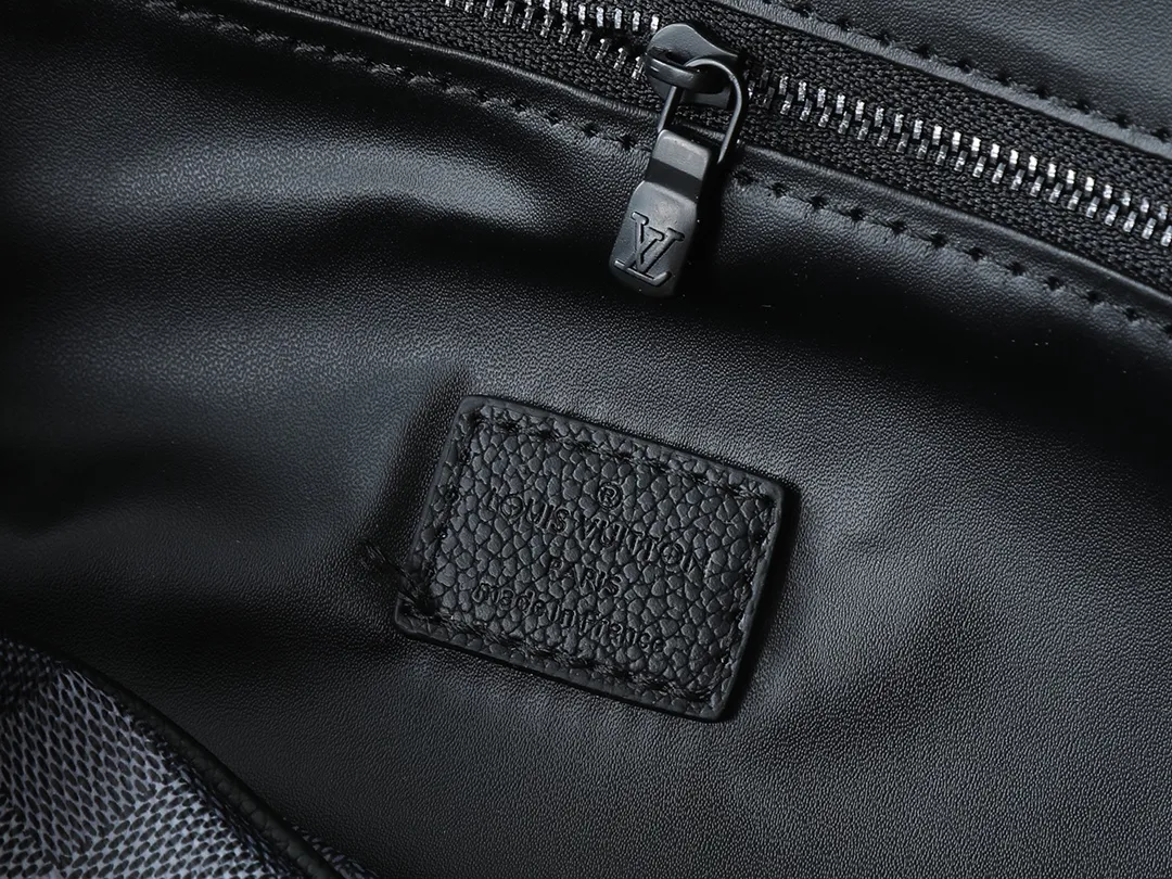 💰200💰Upgraded from the original M15109 M47528. This Dopp Kit toiletry bag is made of deep Damoflage Black canvas with leather trim, releasing a modern edge. Double zippers and leather handles allow for quick access to toiletries, and the washable lining adds functionality. The Marque L.Vuitton Déposée logo is nestled in the plaid pattern, highlighting the brand's identity. Dimensions: 15 x 16.5 x 28 cm (H x W x Length)