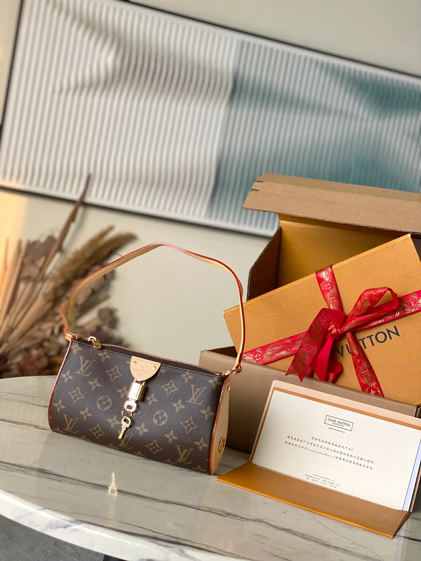 💰720 The top original M47125 Vanity Chain Pouch handbag is inspired by the classic cosmetic case. Interpret the spirit of travel with Monogram canvas. The top handle and detachable braided chain are infused with leather elements, complementing the clean lines of the bag. The V-patterned padlock and leather key bag continue the iconic details. Dimensions: 19 × 11.2 × 6.5 cm