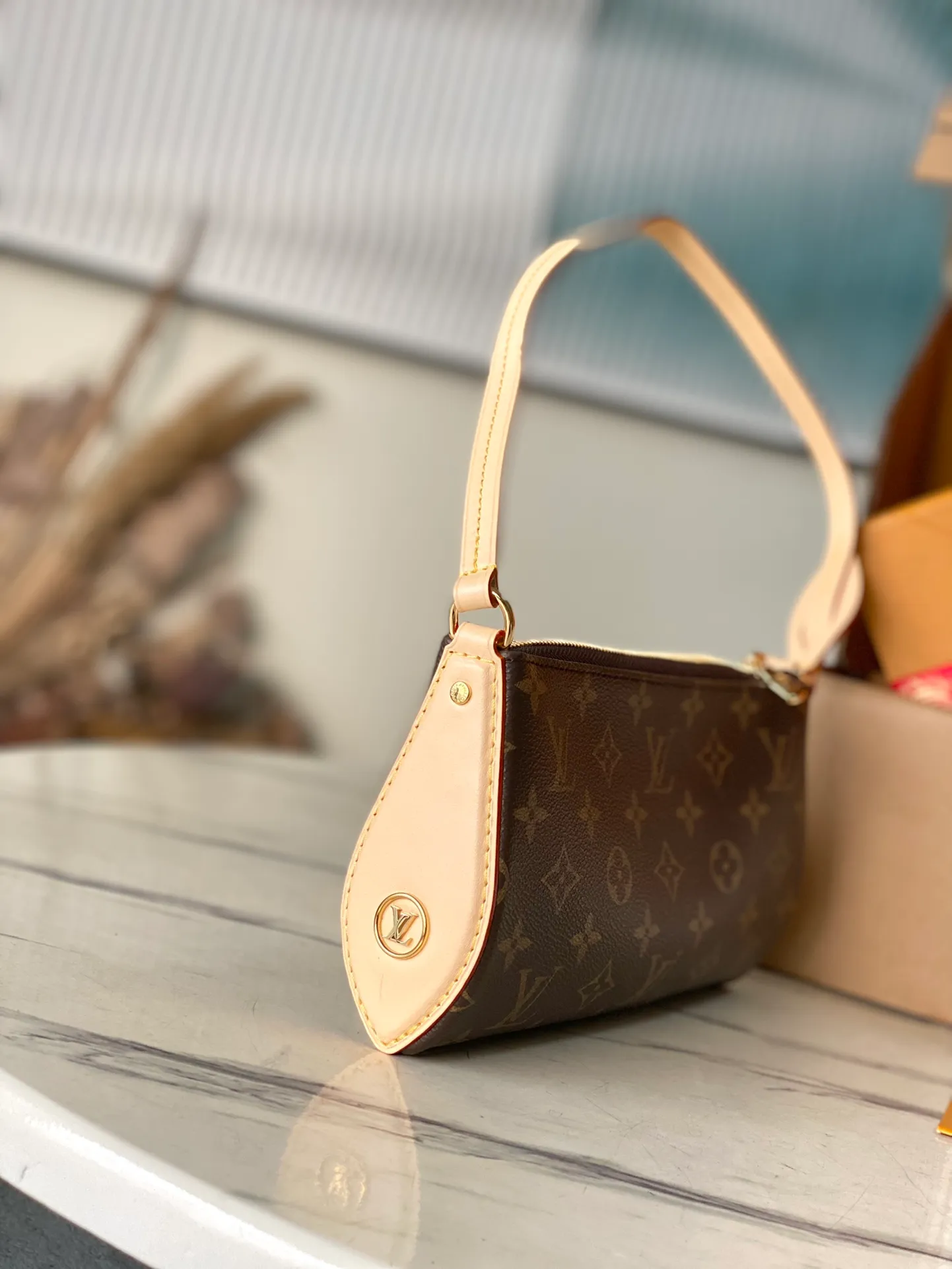 💰720 The top original M47125 Vanity Chain Pouch handbag is inspired by the classic cosmetic case. Interpret the spirit of travel with Monogram canvas. The top handle and detachable braided chain are infused with leather elements, complementing the clean lines of the bag. The V-patterned padlock and leather key bag continue the iconic details. Dimensions: 19 × 11.2 × 6.5 cm