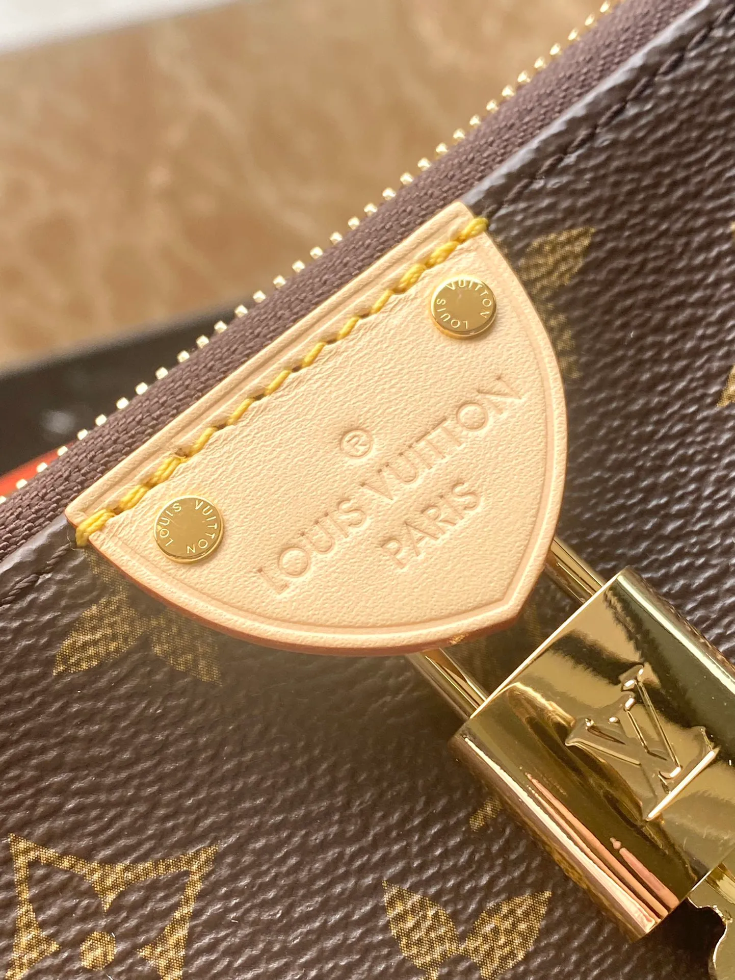 💰720 The top original M47125 Vanity Chain Pouch handbag is inspired by the classic cosmetic case. Interpret the spirit of travel with Monogram canvas. The top handle and detachable braided chain are infused with leather elements, complementing the clean lines of the bag. The V-patterned padlock and leather key bag continue the iconic details. Dimensions: 19 × 11.2 × 6.5 cm