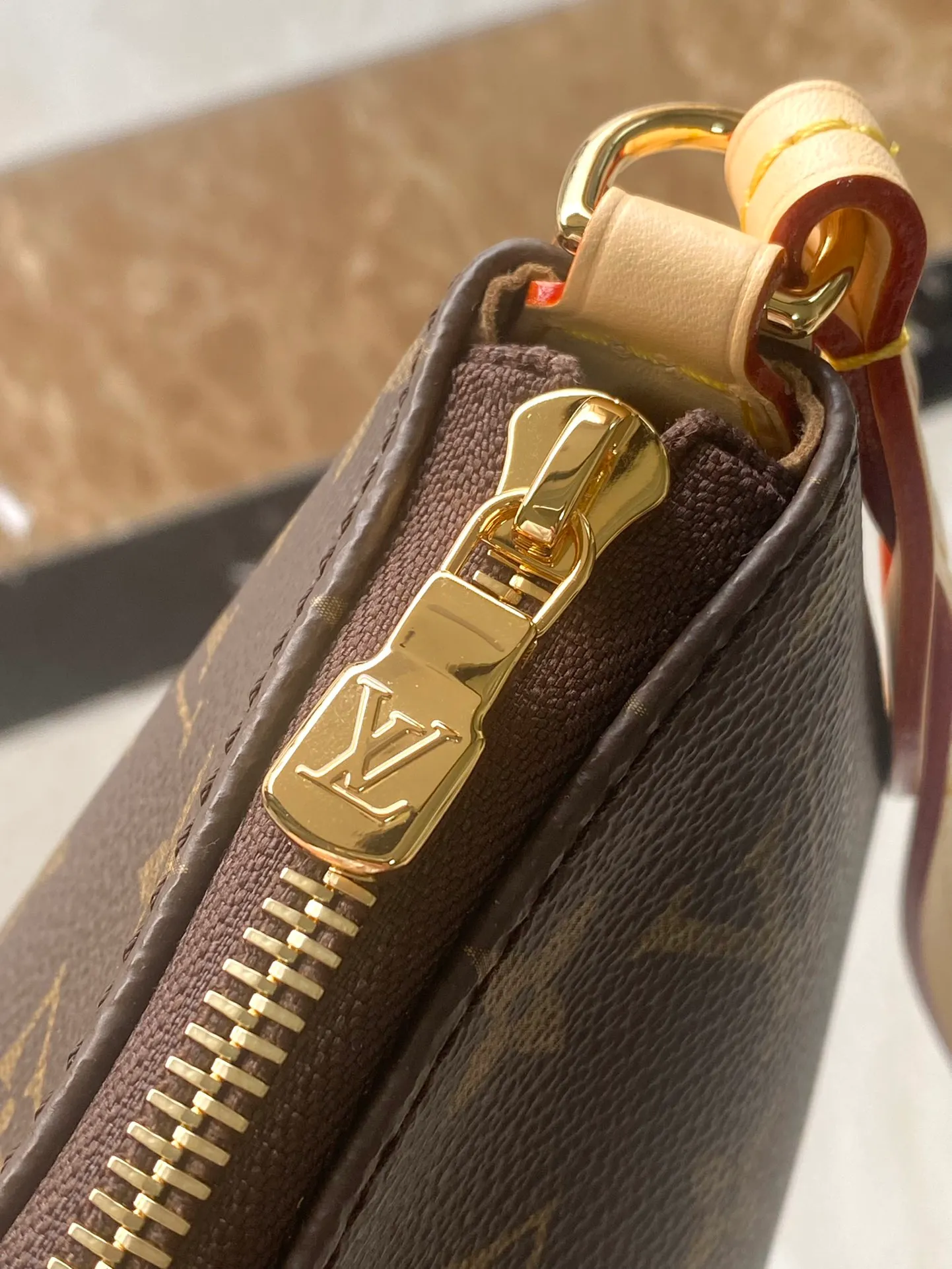 💰720 The top original M47125 Vanity Chain Pouch handbag is inspired by the classic cosmetic case. Interpret the spirit of travel with Monogram canvas. The top handle and detachable braided chain are infused with leather elements, complementing the clean lines of the bag. The V-patterned padlock and leather key bag continue the iconic details. Dimensions: 19 × 11.2 × 6.5 cm