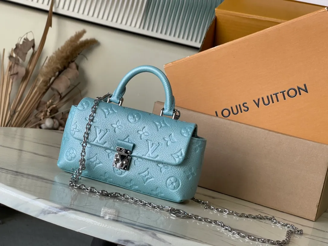 💰1040 (top layer leather) top original single M12211 This Nano Madeleine handbag is made of Monogram Empreinte leather as a pocket version of the Madeleine handbag, with a classic S-lock lock and a detachable chain embellished with the LVCircle logo. Plenty of space to accommodate daily needs, suitable for hand-held, shoulder or cross-body wear. Dimensions: 21 × 12.5 × 6 cm