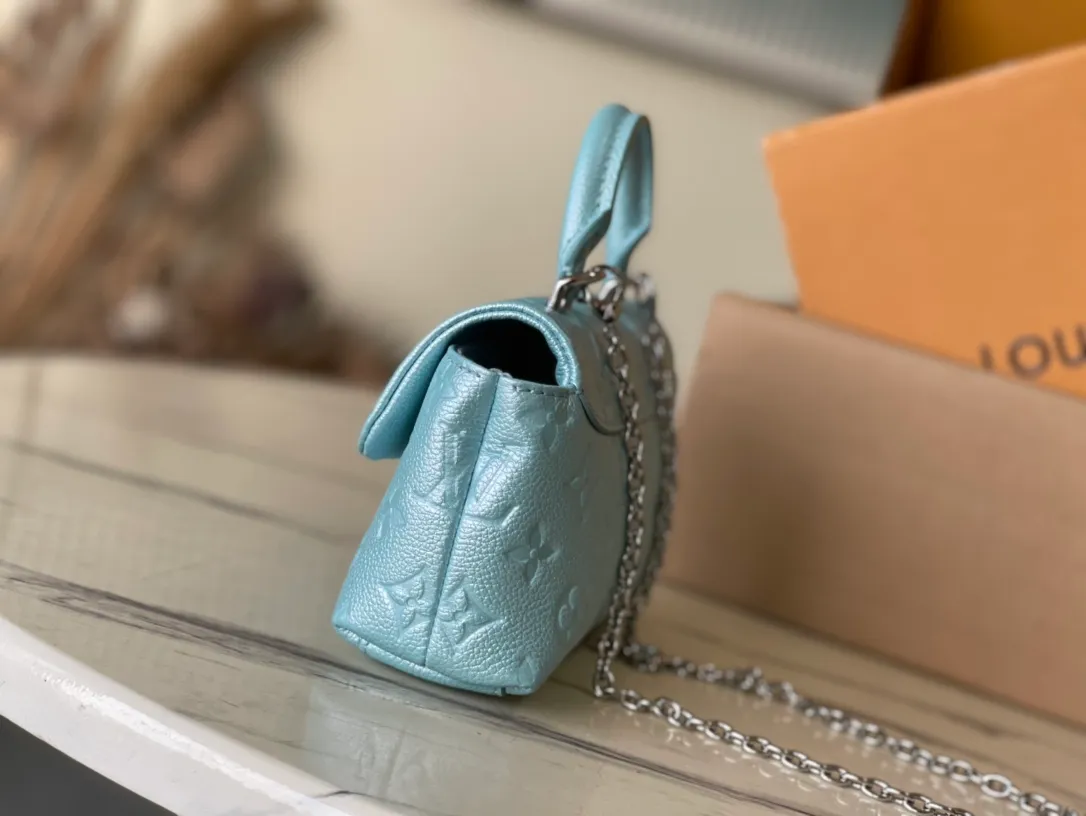 💰1040 (top layer leather) top original single M12211 This Nano Madeleine handbag is made of Monogram Empreinte leather as a pocket version of the Madeleine handbag, with a classic S-lock lock and a detachable chain embellished with the LVCircle logo. Plenty of space to accommodate daily needs, suitable for hand-held, shoulder or cross-body wear. Dimensions: 21 × 12.5 × 6 cm