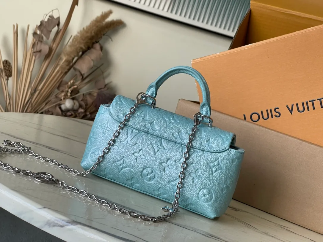 💰1040 (top layer leather) top original single M12211 This Nano Madeleine handbag is made of Monogram Empreinte leather as a pocket version of the Madeleine handbag, with a classic S-lock lock and a detachable chain embellished with the LVCircle logo. Plenty of space to accommodate daily needs, suitable for hand-held, shoulder or cross-body wear. Dimensions: 21 × 12.5 × 6 cm