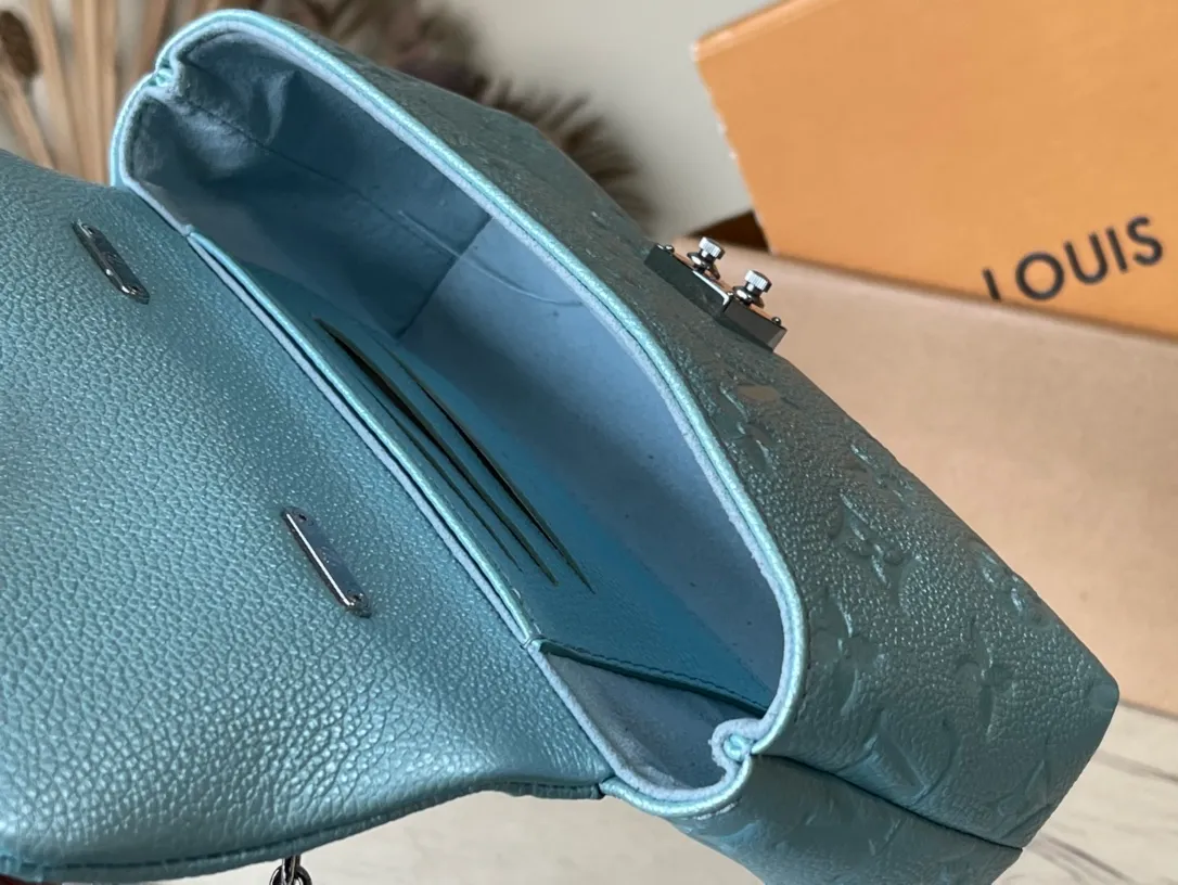 💰1040 (top layer leather) top original single M12211 This Nano Madeleine handbag is made of Monogram Empreinte leather as a pocket version of the Madeleine handbag, with a classic S-lock lock and a detachable chain embellished with the LVCircle logo. Plenty of space to accommodate daily needs, suitable for hand-held, shoulder or cross-body wear. Dimensions: 21 × 12.5 × 6 cm