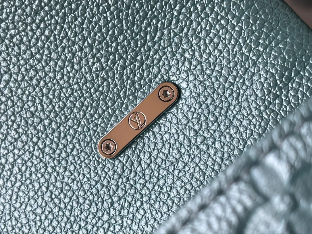 💰1040 (top layer leather) top original single M12211 This Nano Madeleine handbag is made of Monogram Empreinte leather as a pocket version of the Madeleine handbag, with a classic S-lock lock and a detachable chain embellished with the LVCircle logo. Plenty of space to accommodate daily needs, suitable for hand-held, shoulder or cross-body wear. Dimensions: 21 × 12.5 × 6 cm
